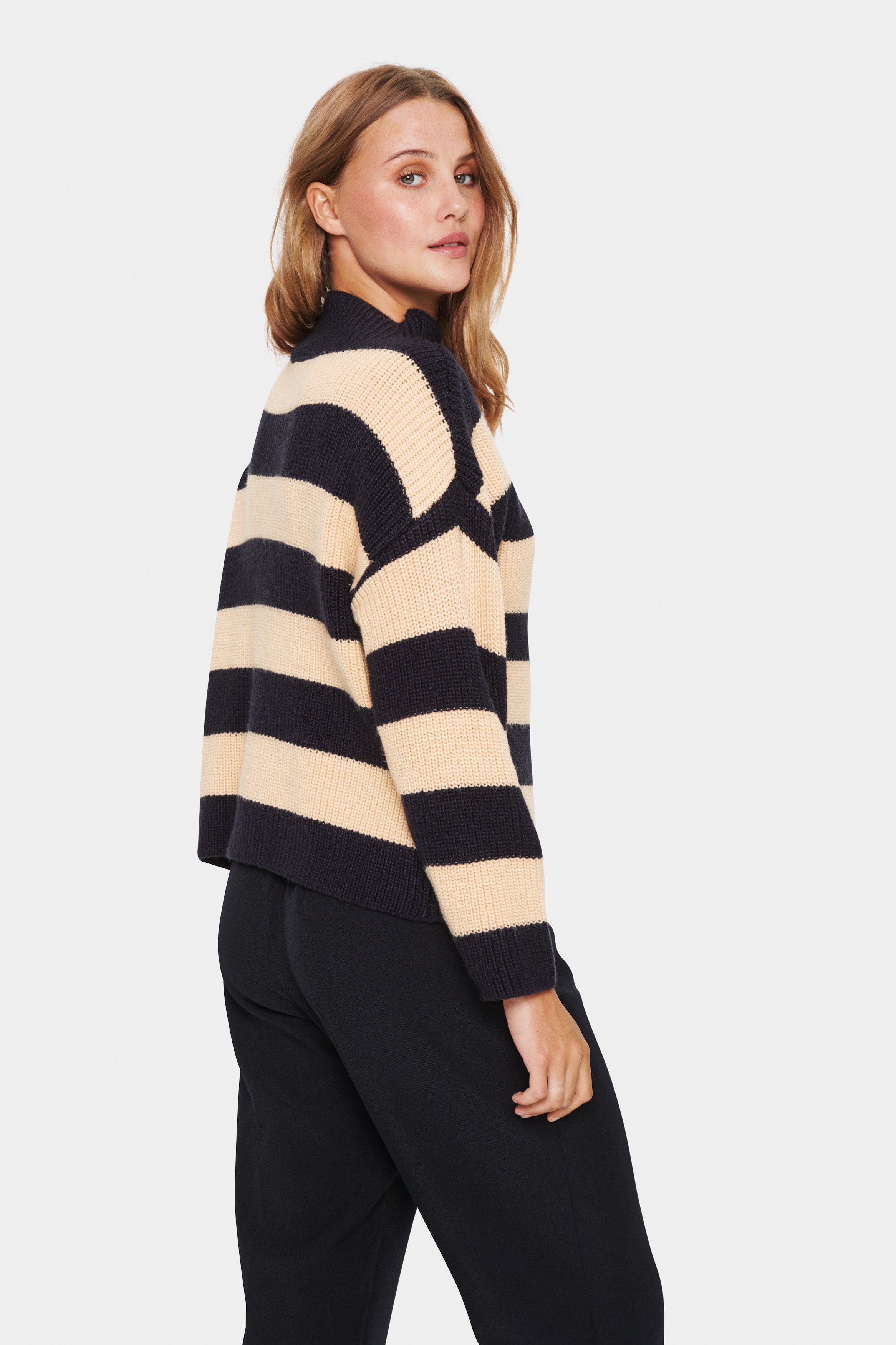 OlotSZ Pullover LOOKBOOK BACK 30512616-193924