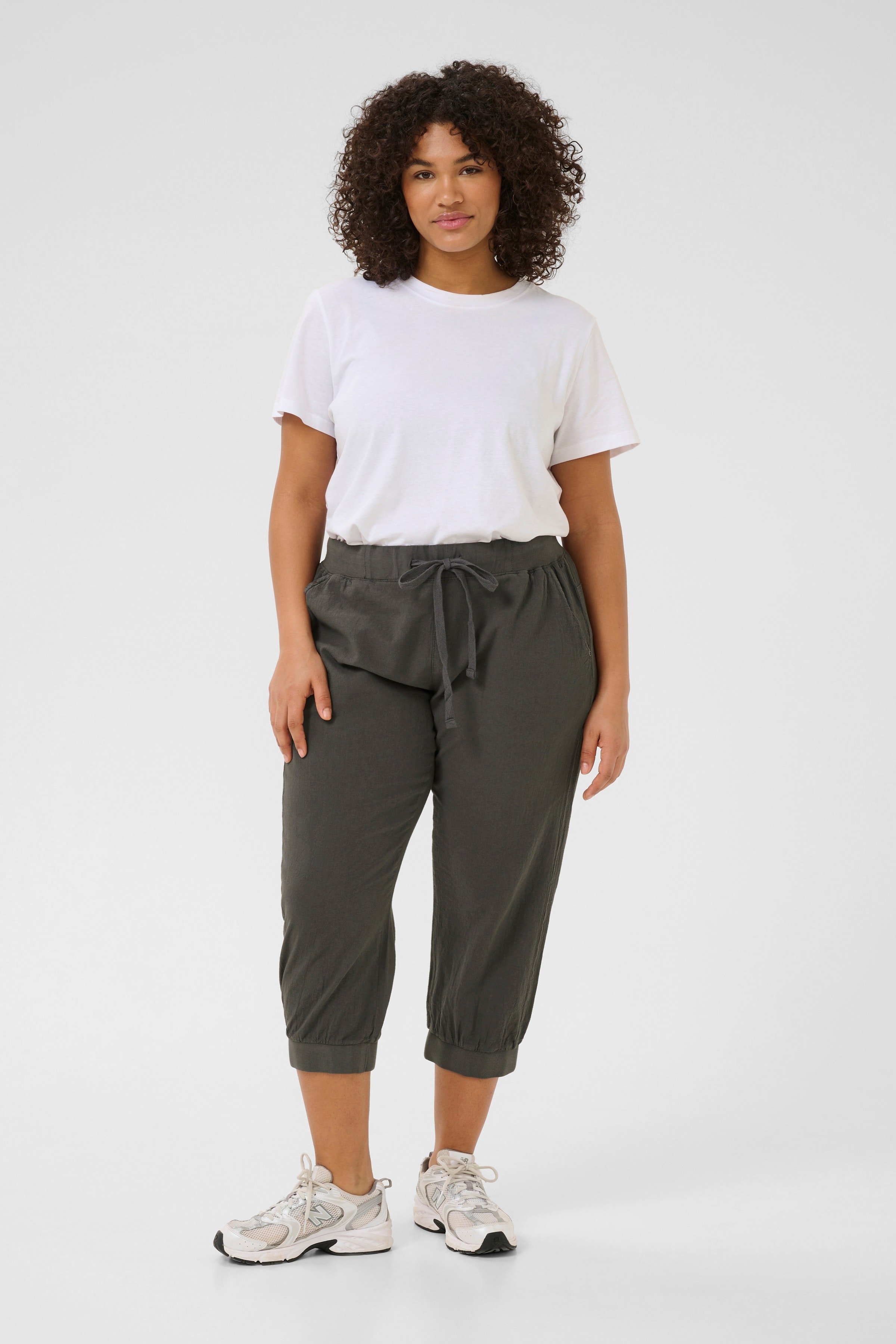 KCnana Capri pants LOOKBOOK FRONT 10580057-190205