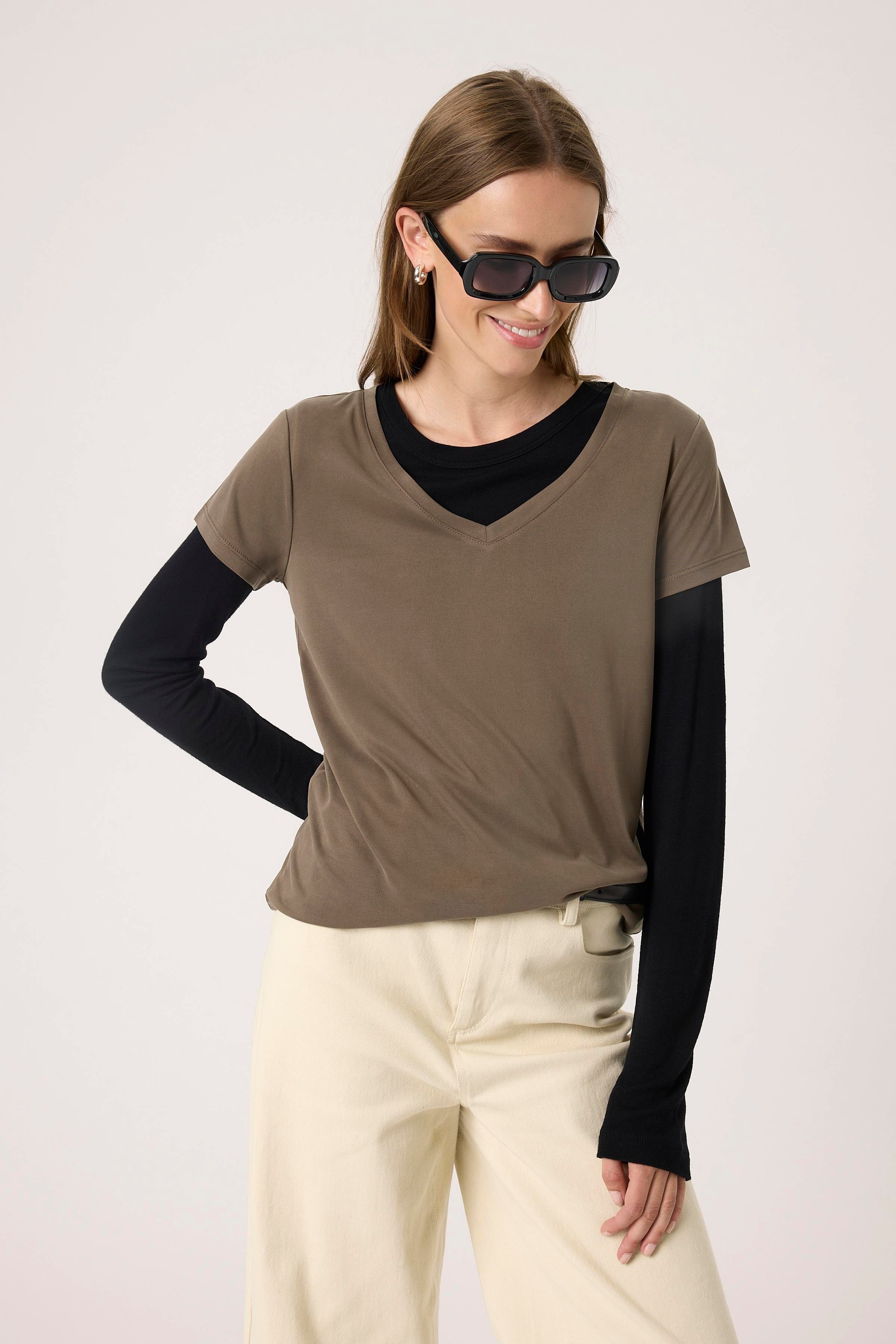 SLColumbine V-neck T-shirt LOOKBOOK FRONT 30404284-190822