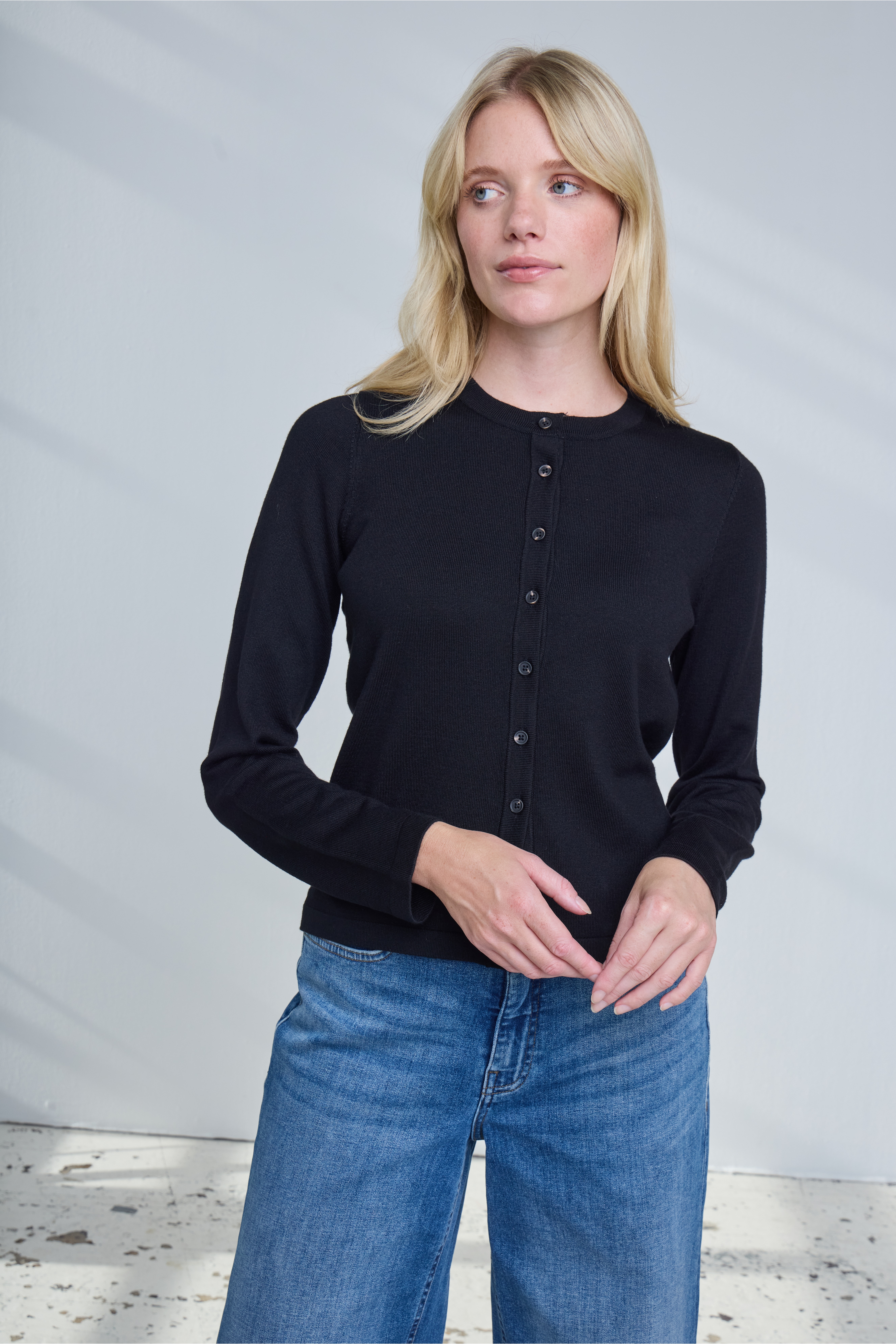 IHLULS Cardigan LOCATION NONE 20125808-194008