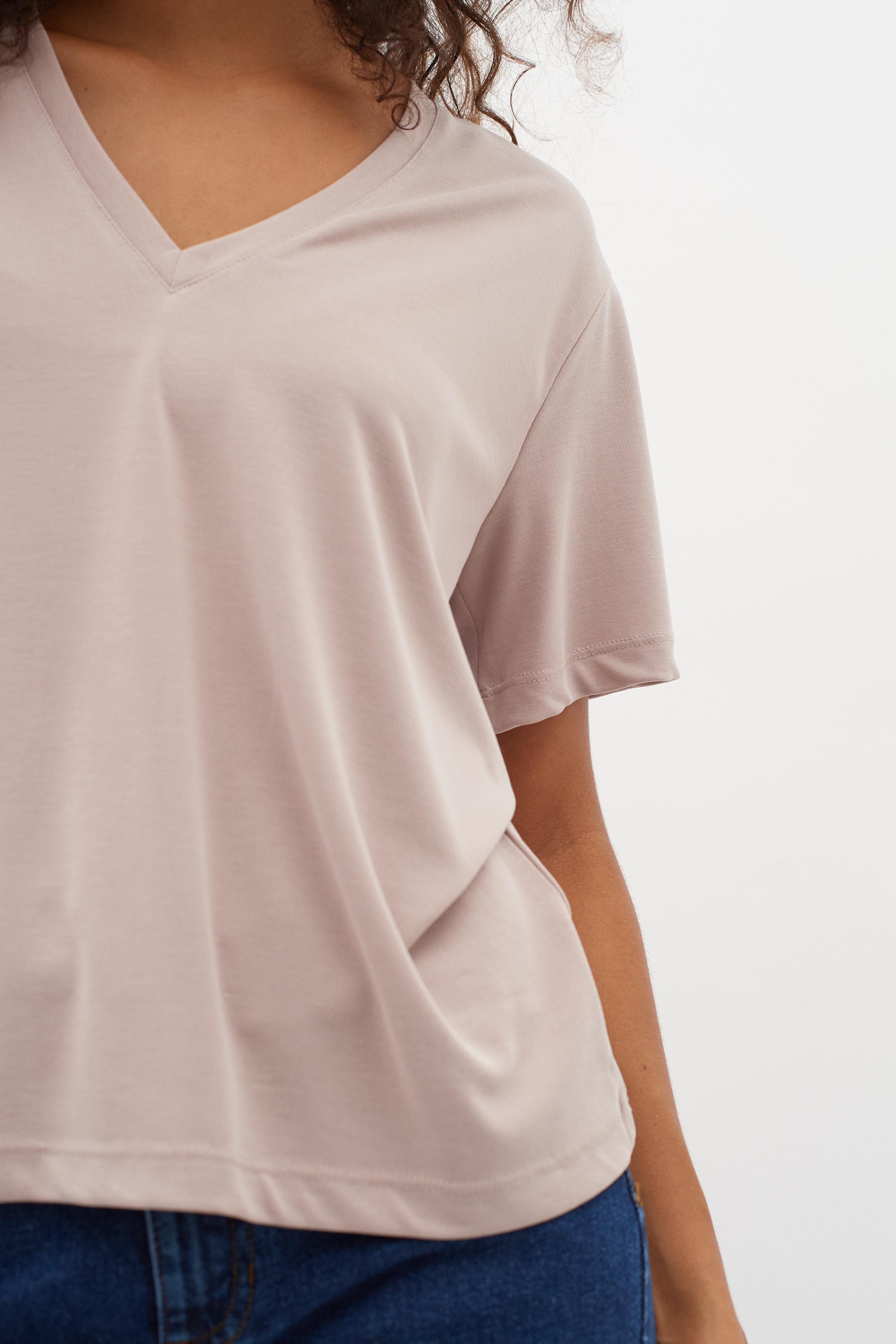 LilianaIW Base V-Neck T-shirt LOOKBOOK DETAIL 30109353-151506