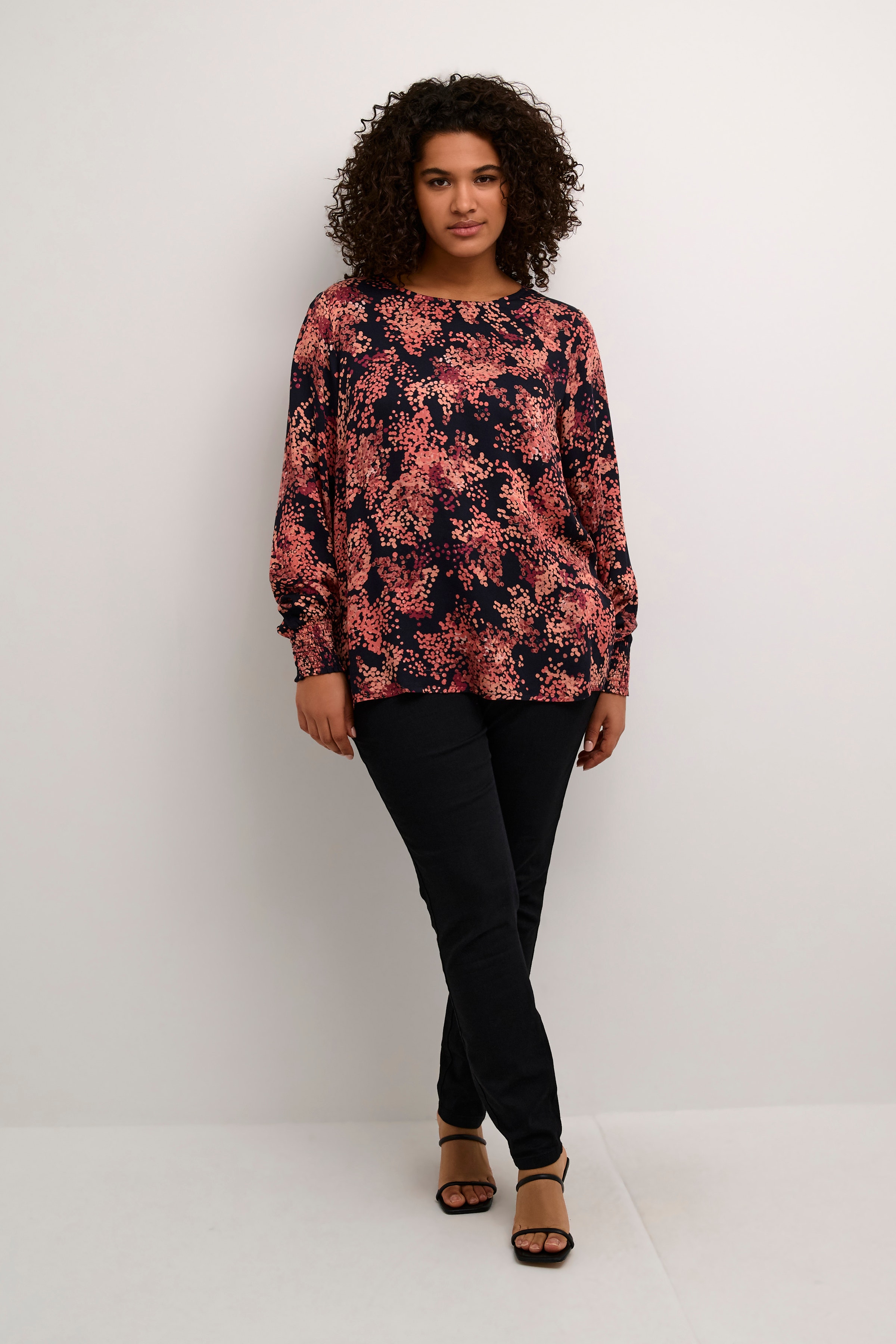 KCjeanetta Blouse LOOKBOOK FRONT 10582625-103570