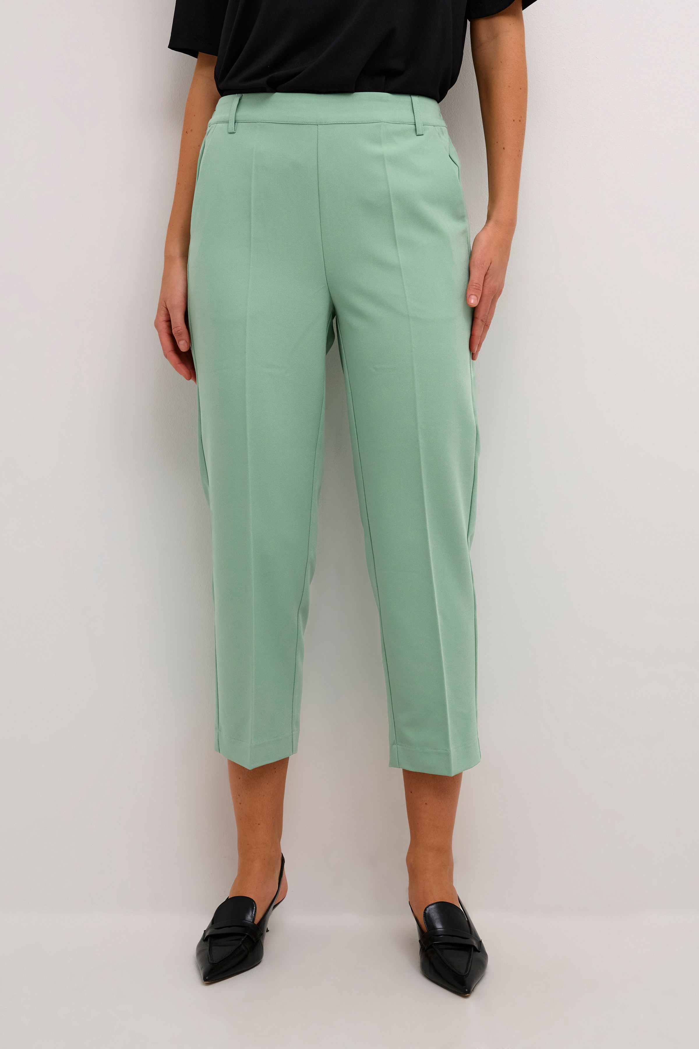 KAsakura Cropped Pants LOOKBOOK FRONT 10506127-165907