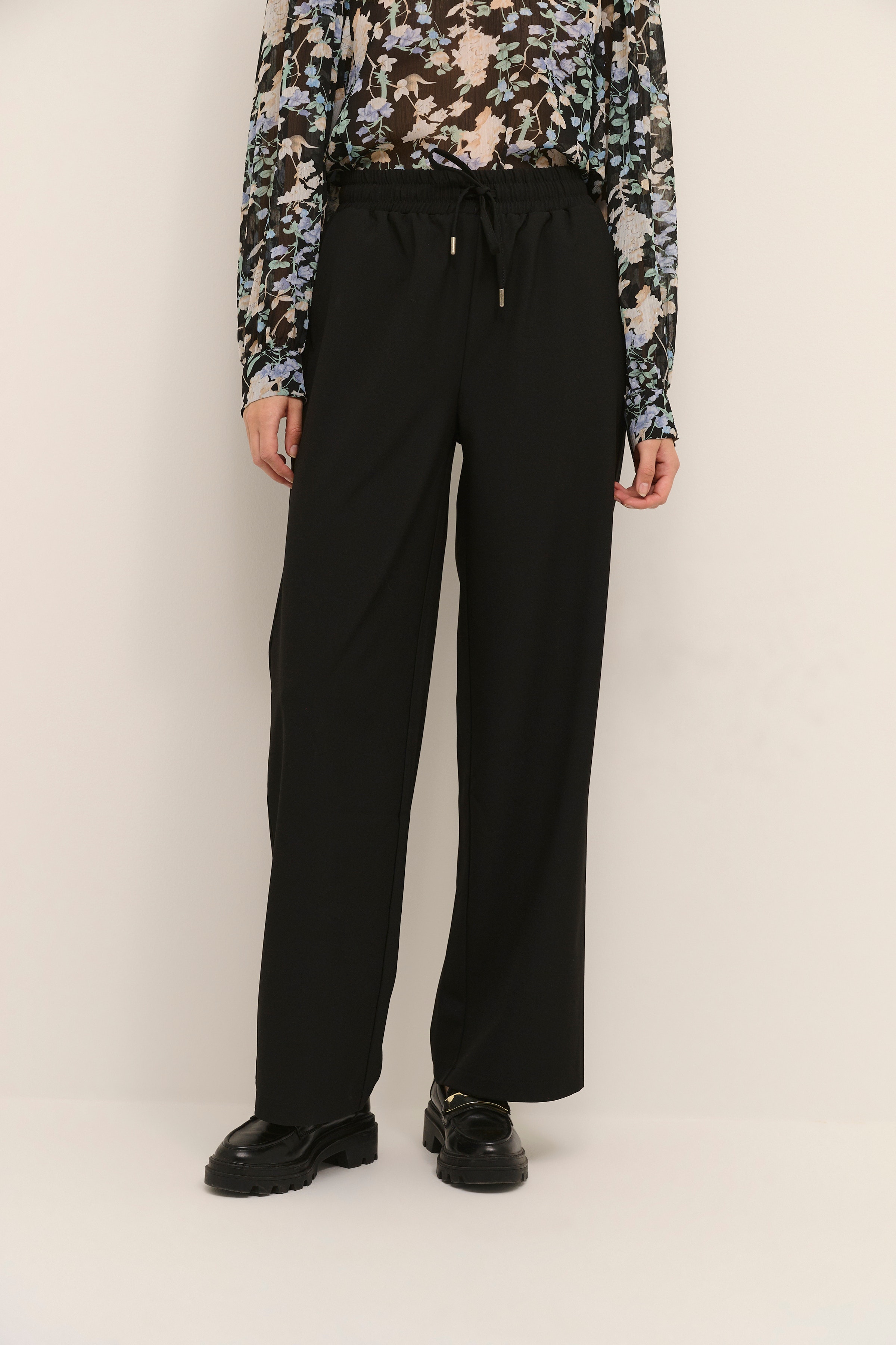 KAcolette Bukser LOOKBOOK FRONT 10552021-100121
