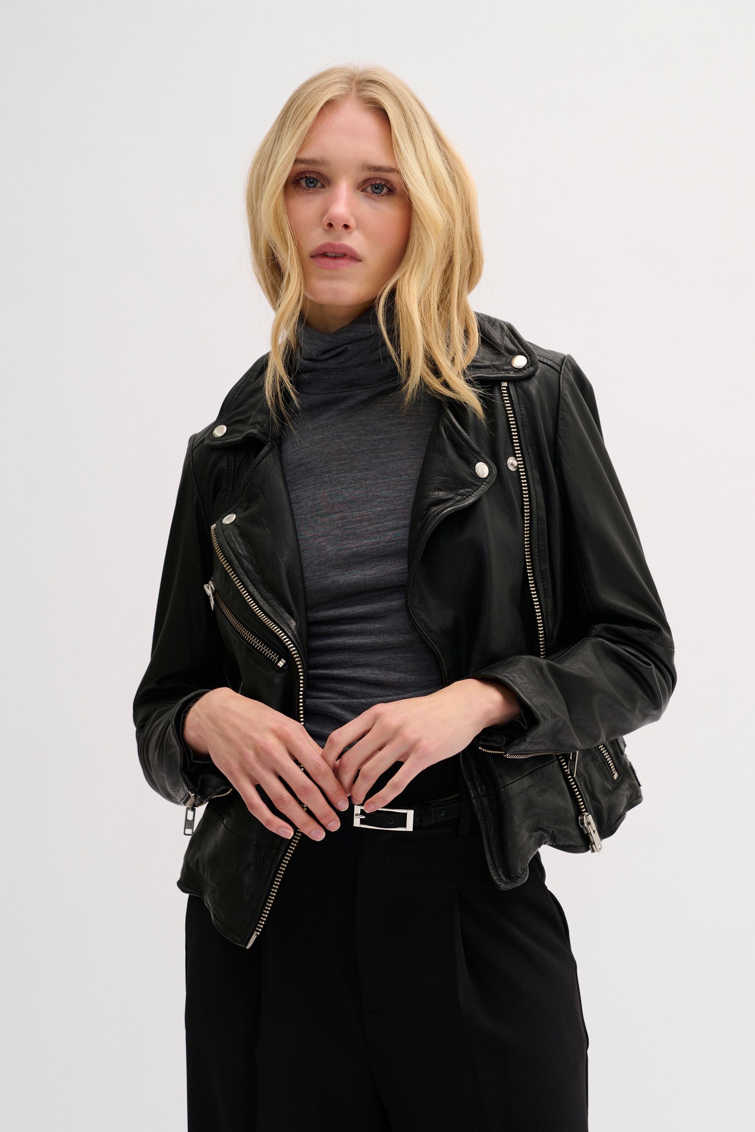 02 THE LEATHER JACKET LOOKBOOK FRONT 10703580-100031