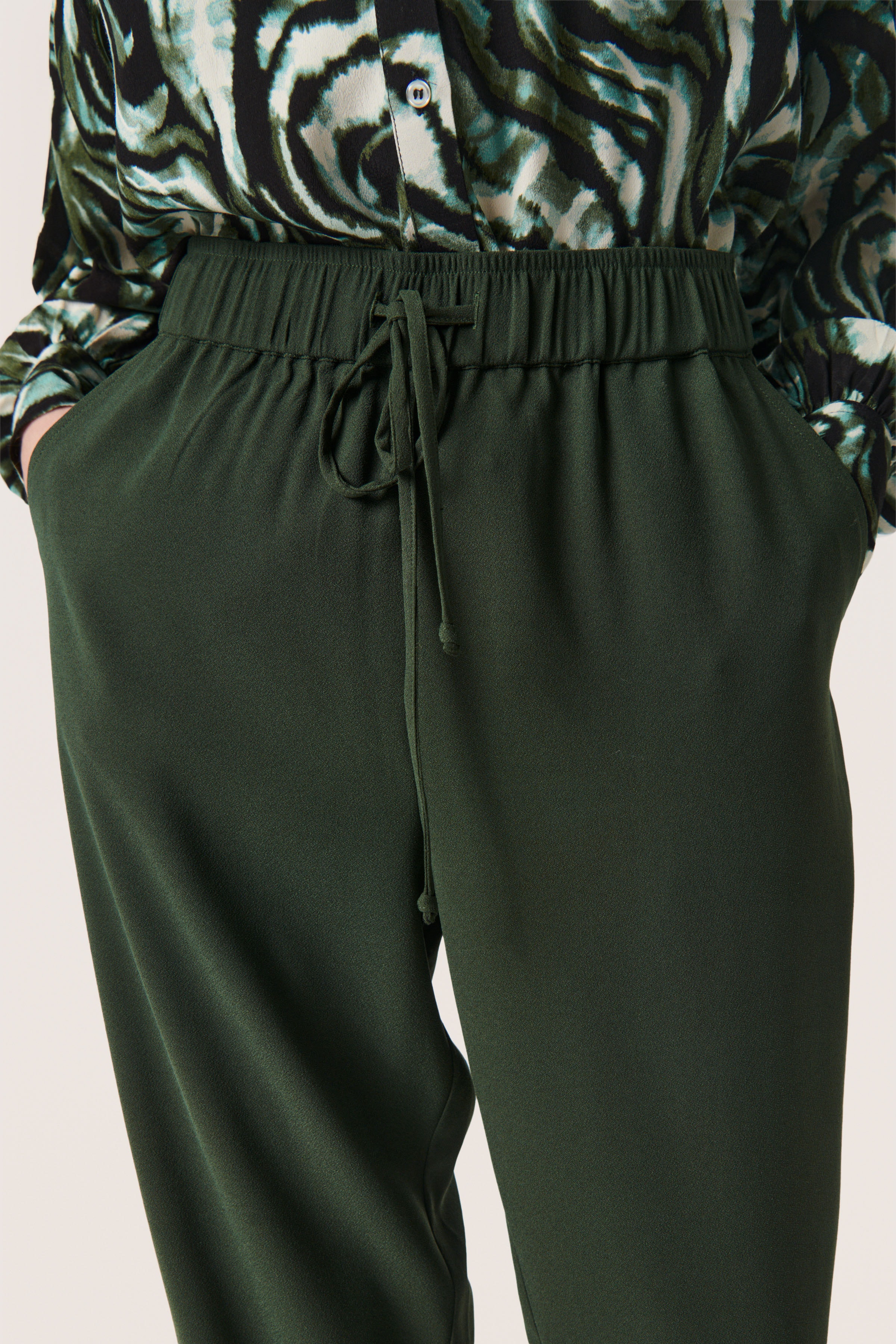 SLShirley Trousers LOOKBOOK DETAIL 30406346-190417