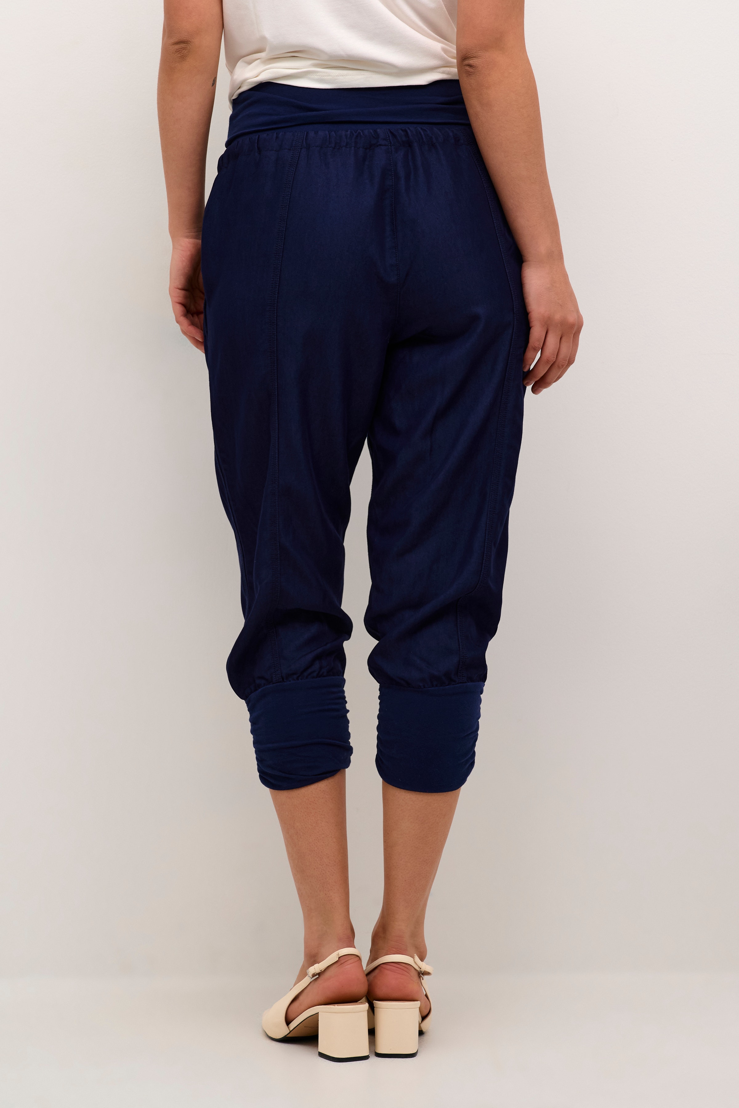 Line Trousers LOOKBOOK BACK 10604697-193923