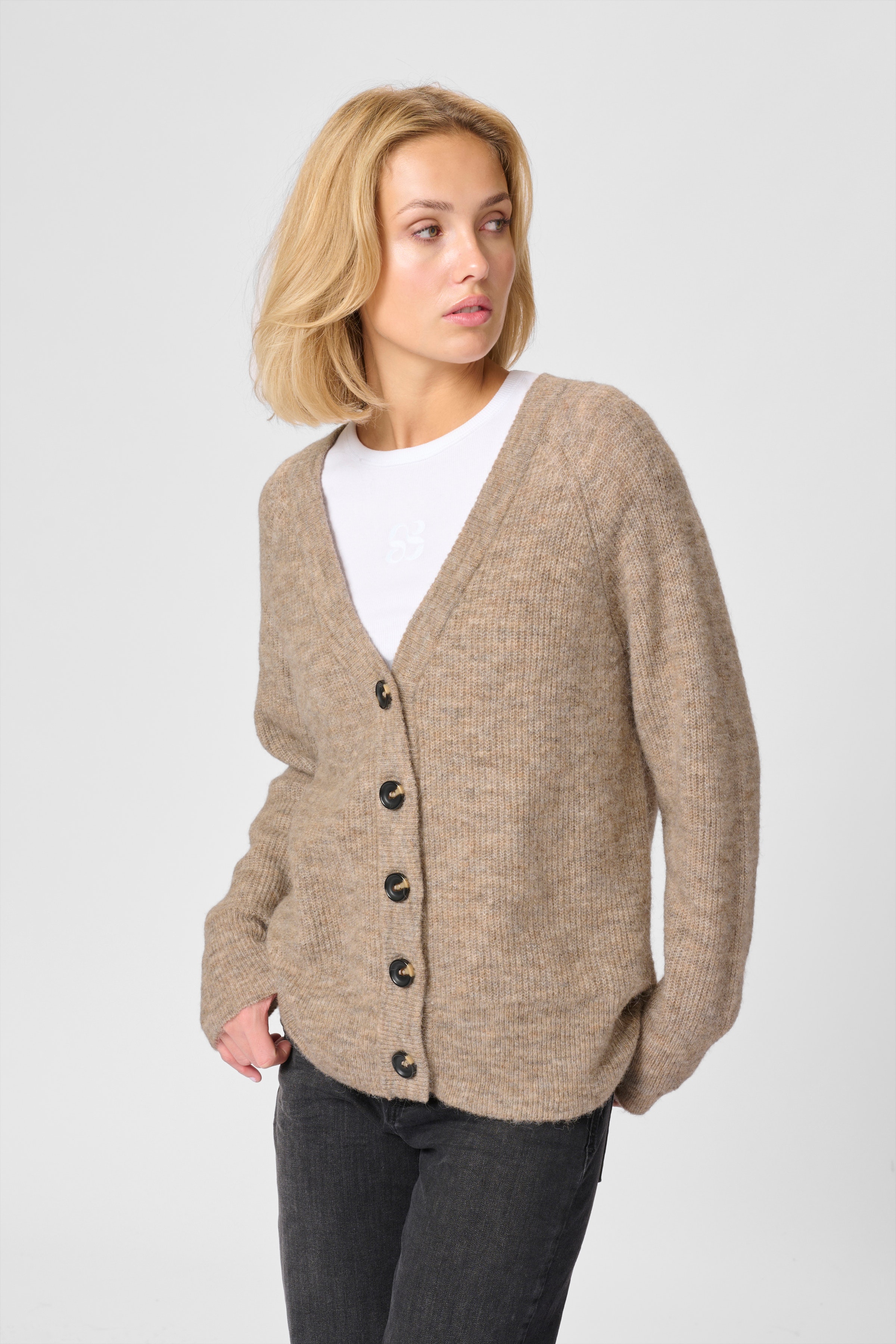 04 THE KNIT CARDIGAN LOOKBOOK FRONT 10703604-1710091