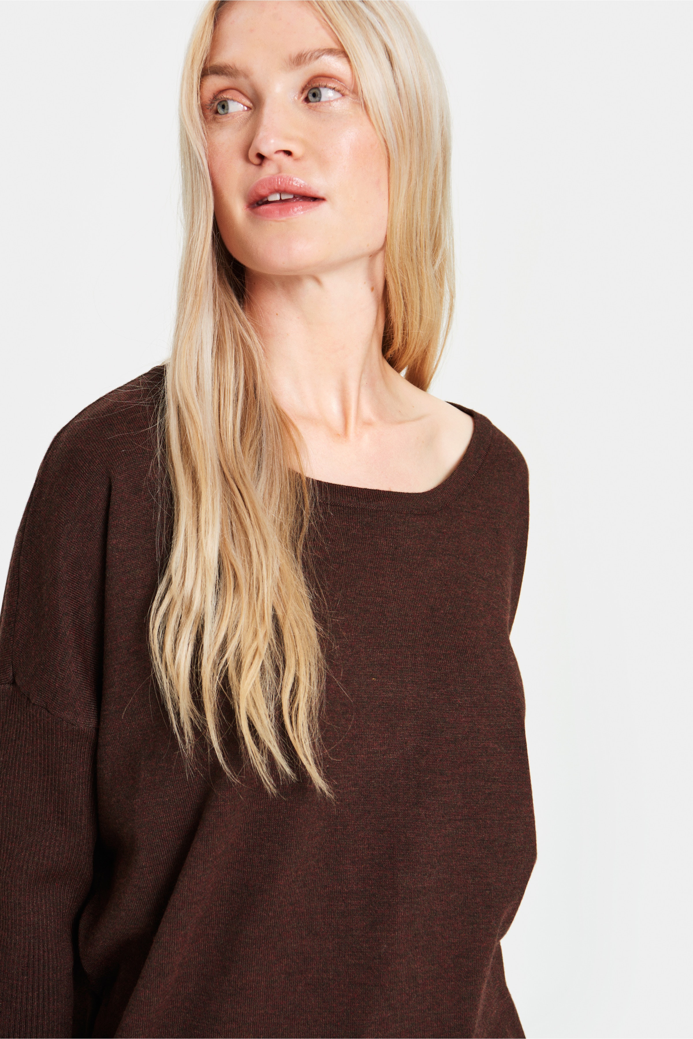 MilaSZ R-Neck Pullover
 LOOKBOOK DETAIL 30500003-1914301