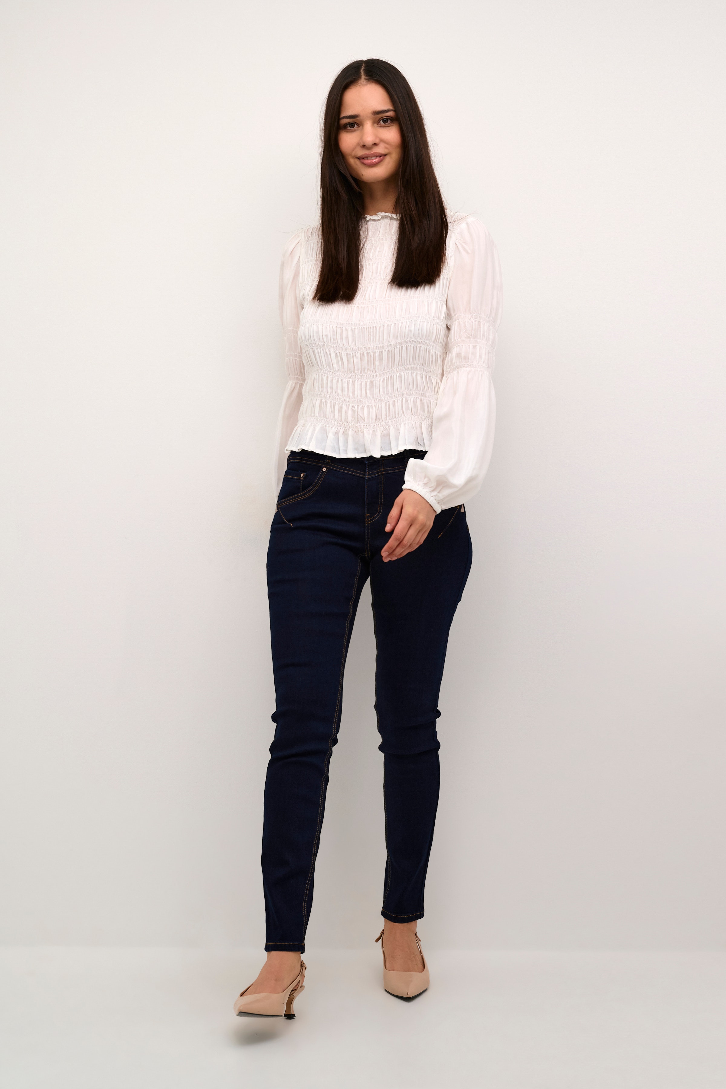 Amalie Jeans LOOKBOOK FRONT 10604221-104551