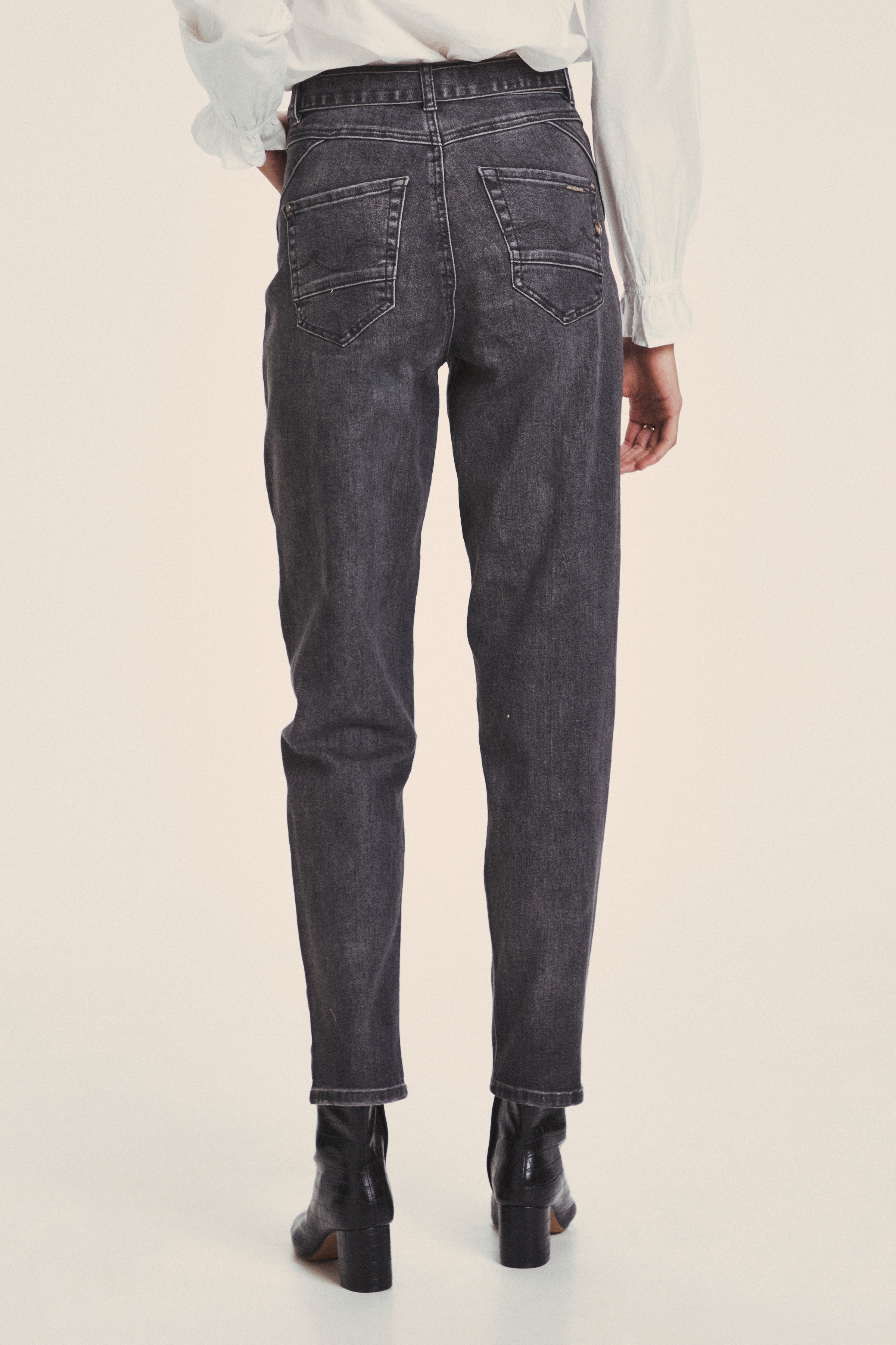 CRSasha Jeans - Mom Fit

 LOOKBOOK FRONT 10608317-101490