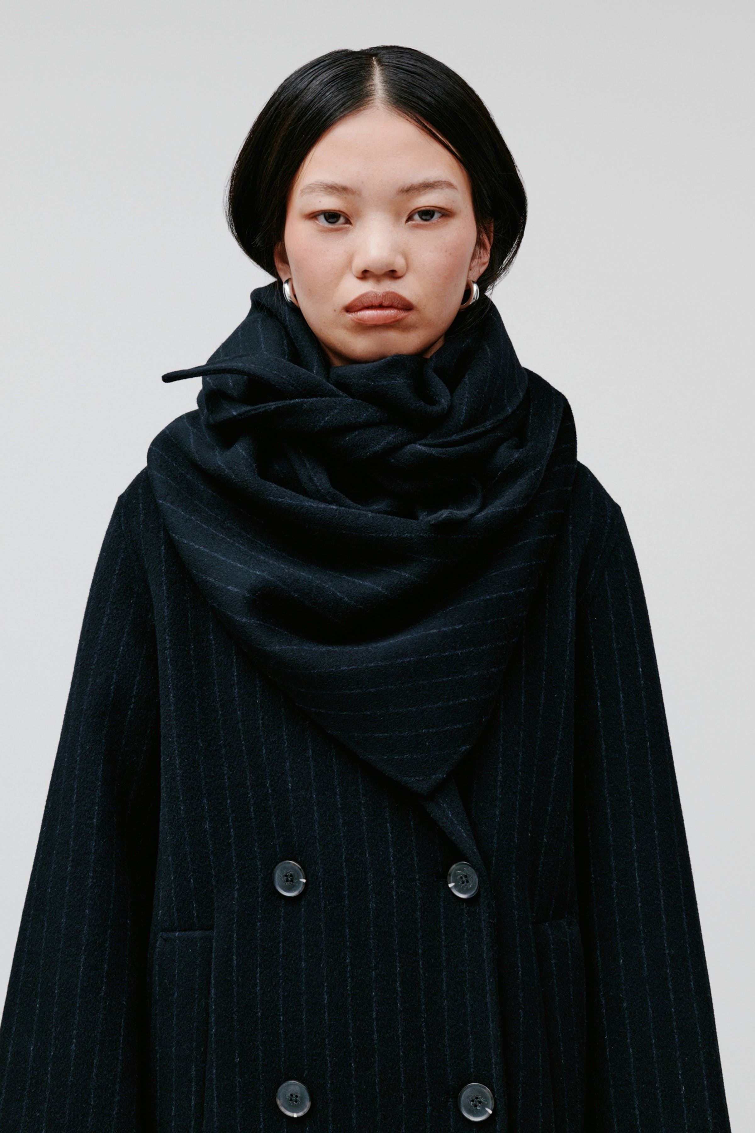 ARIANA Skjerf LOOKBOOK FRONT 30600715-MC2163