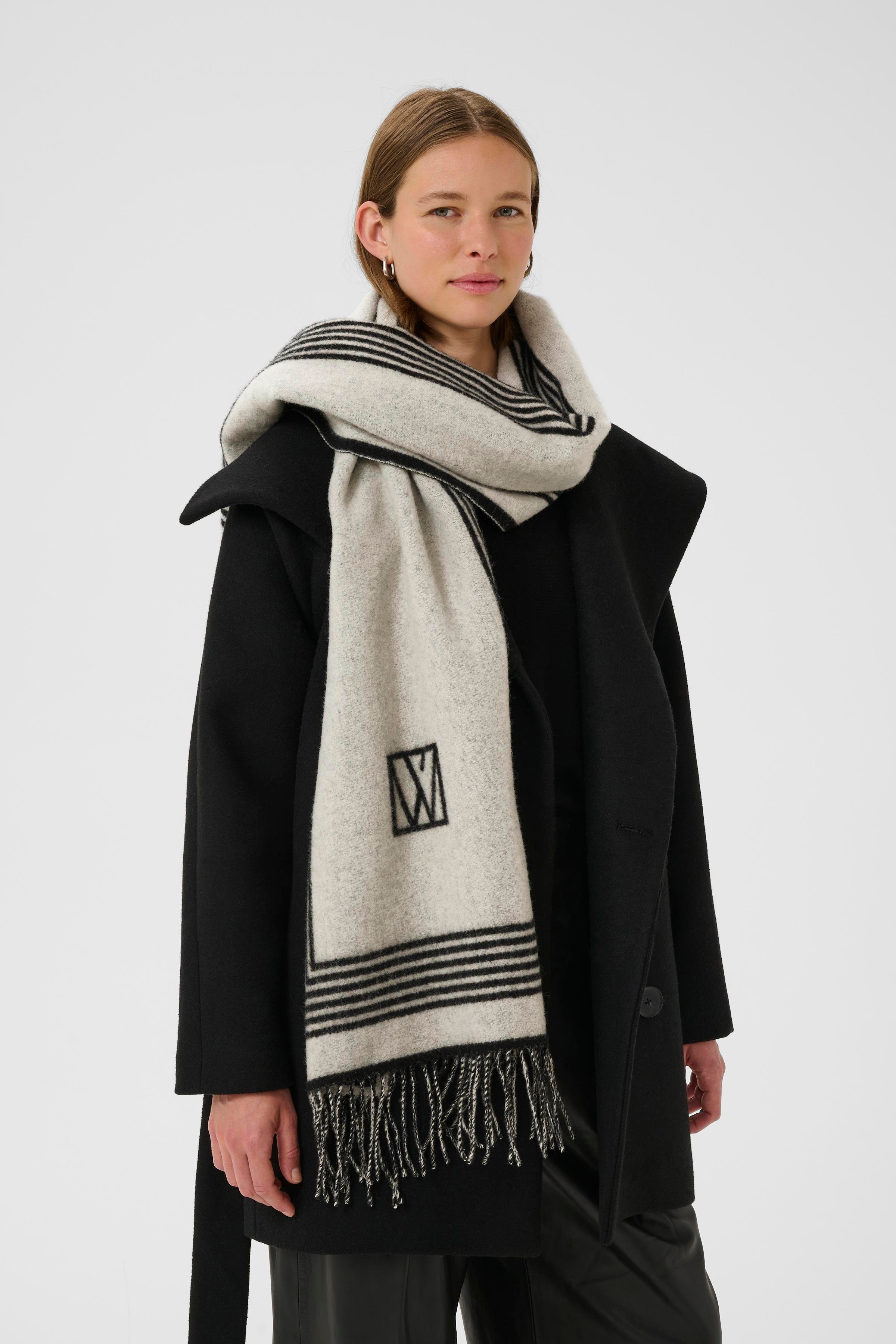 MyrtheIW Logo Scarf LOOKBOOK FRONT 30106665-110701