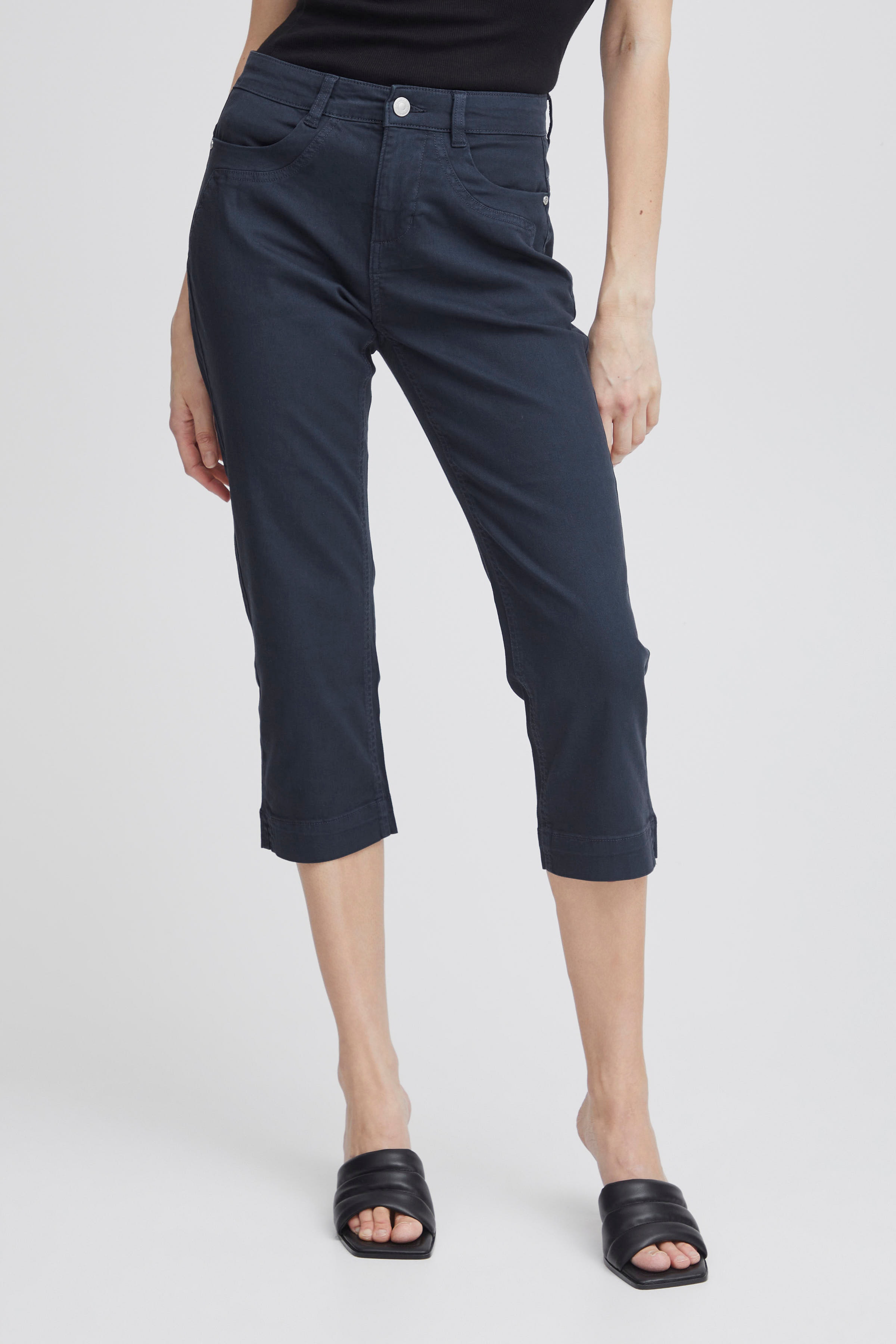 FRFOTWILL Capri bukser LOOKBOOK FRONT 20610424-193923