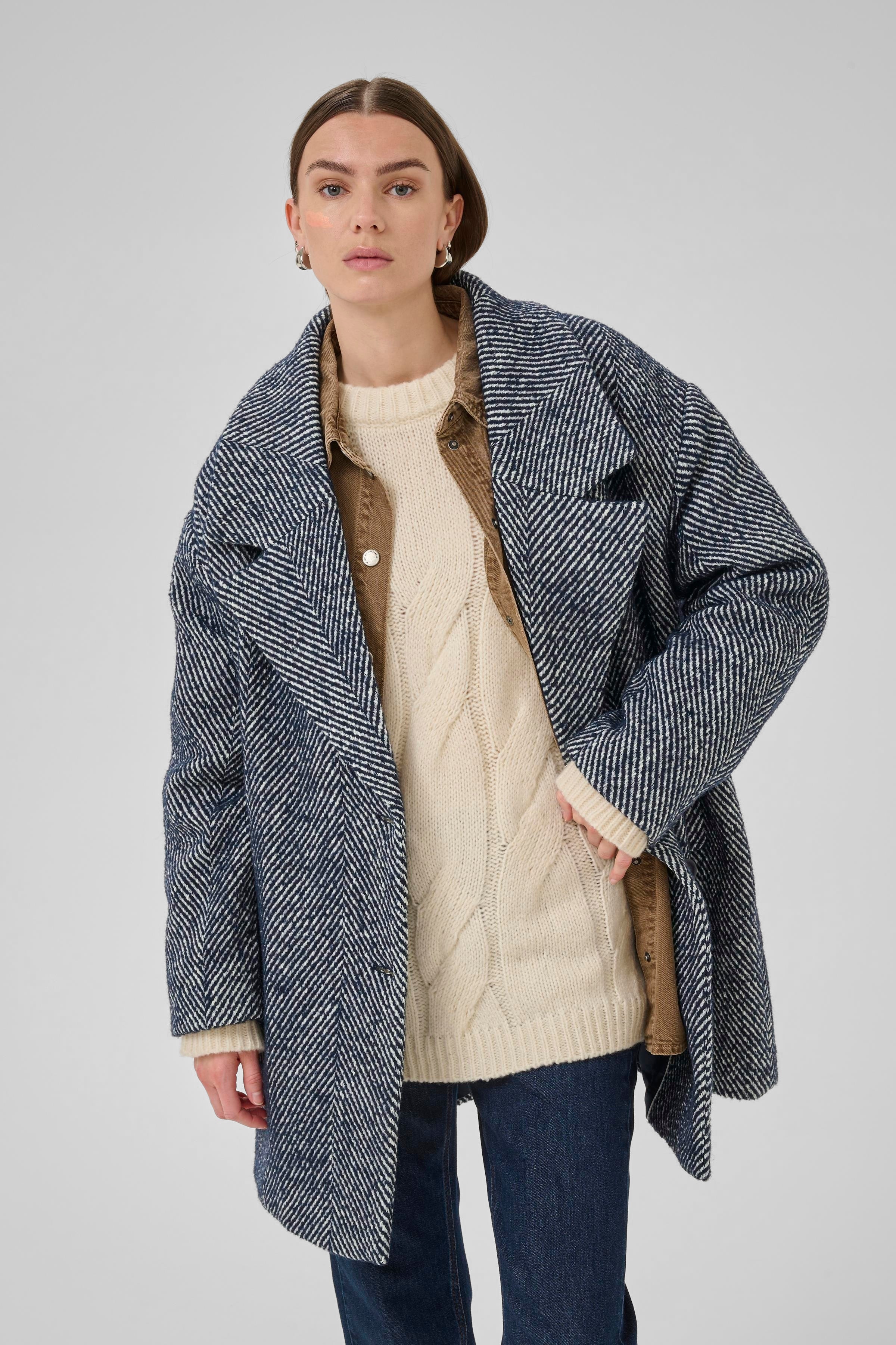 MaggieMW Mantel LOOKBOOK FRONT 10705190-108110