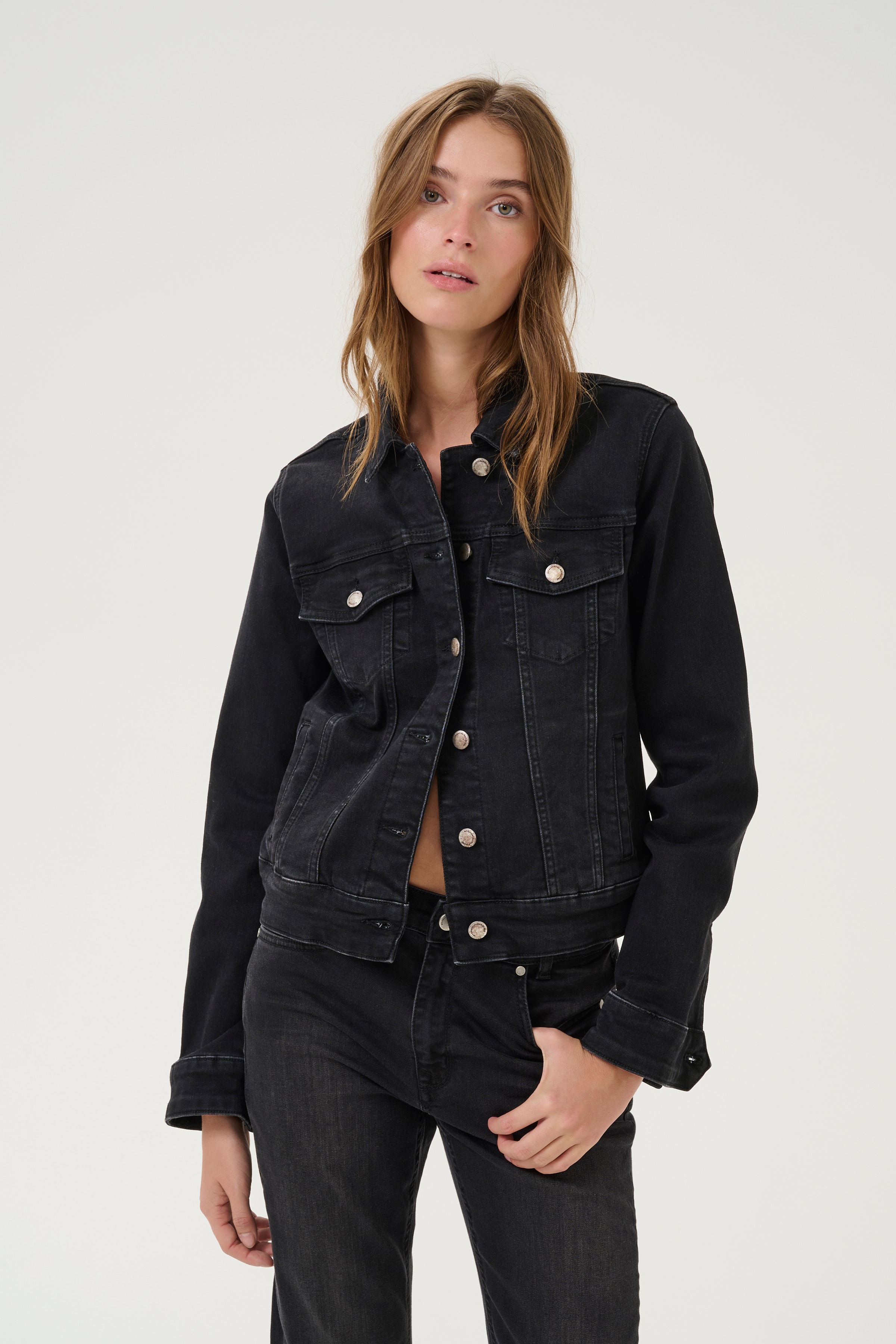 07 THE DENIM JACKET LOOKBOOK FRONT 10703576-100069