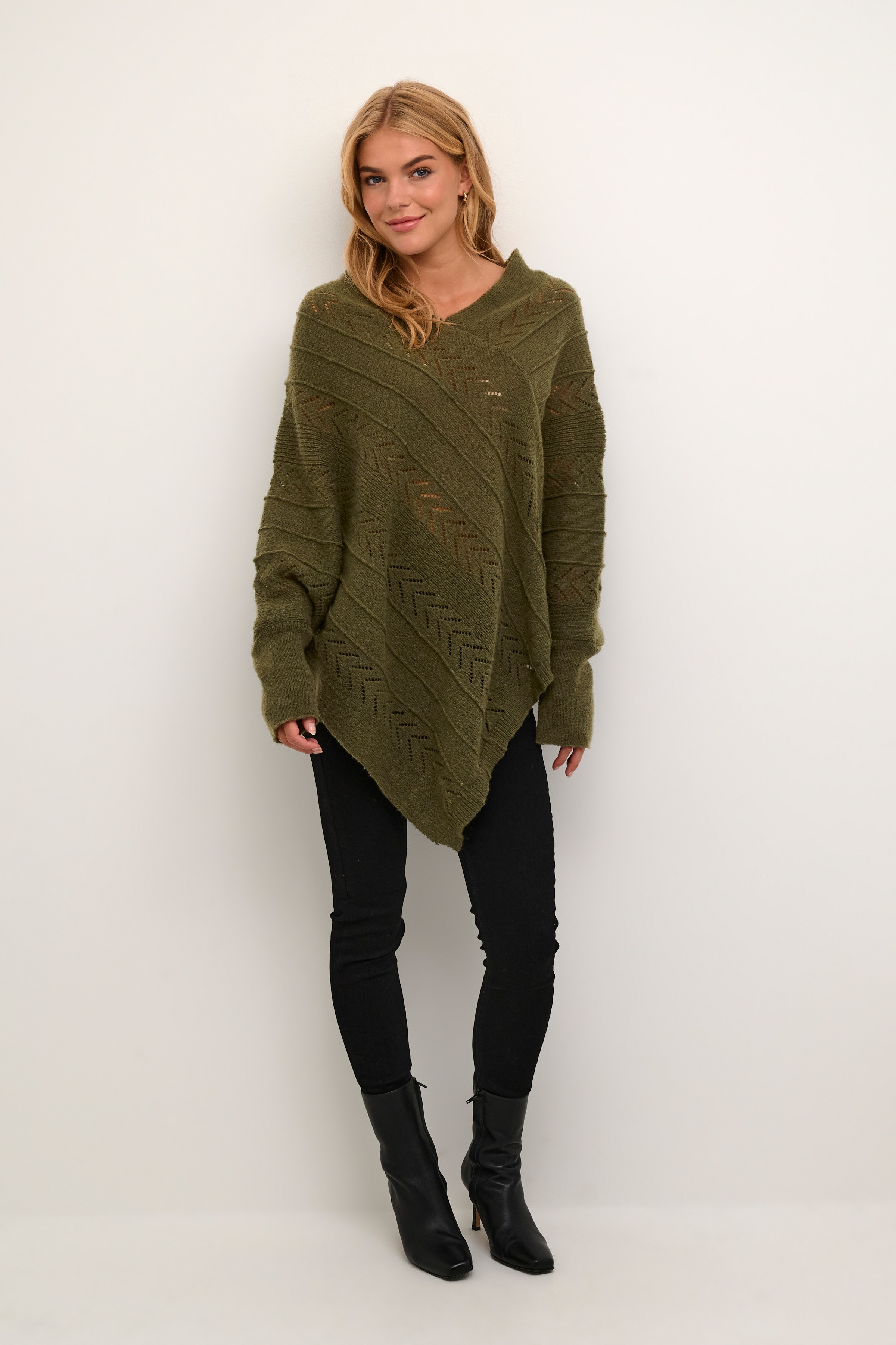 CRHoliday Poncho LOOKBOOK FRONT 10610828-190413