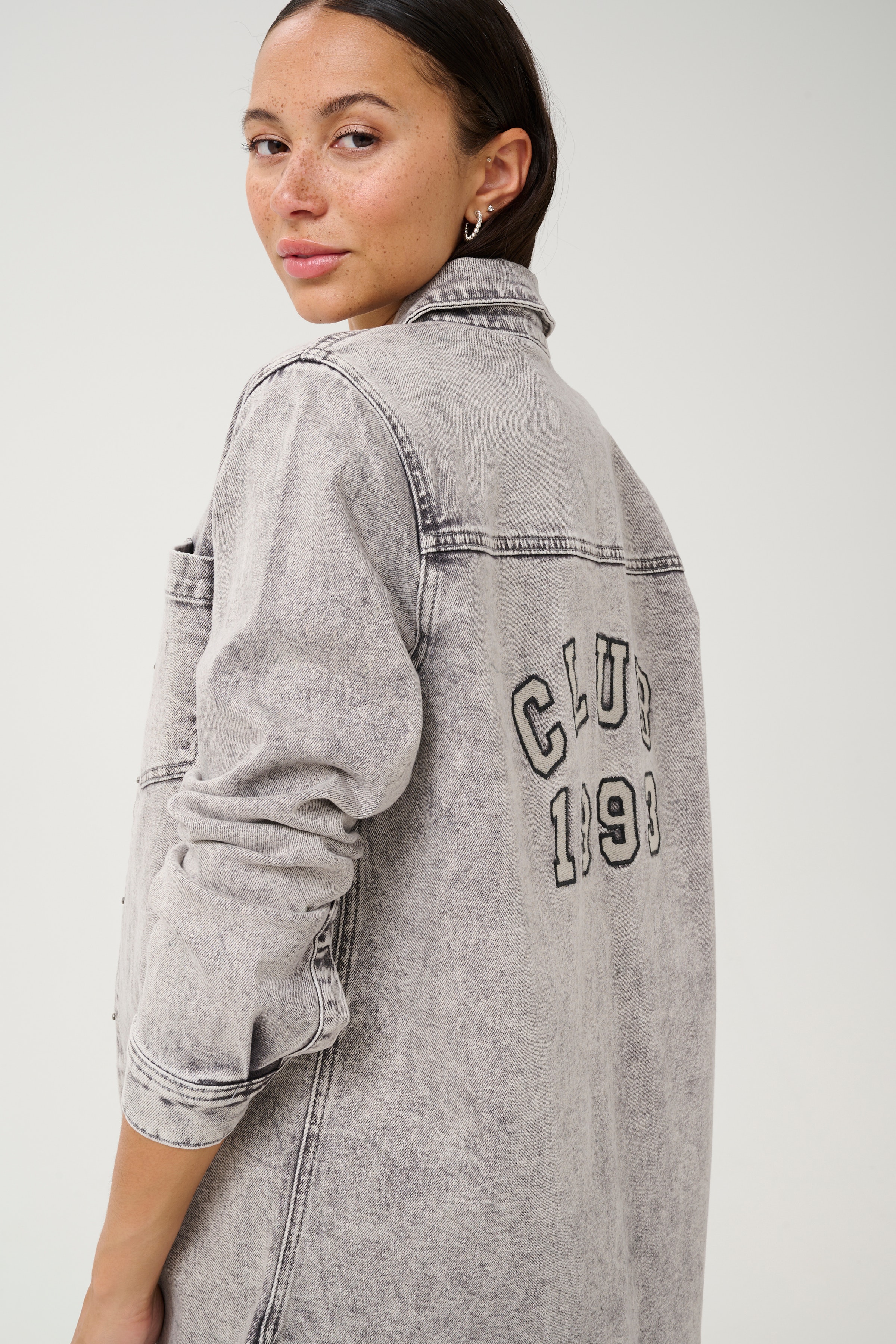 KAamelia Denimskjorte LOOKBOOK DETAIL 10509655-107107