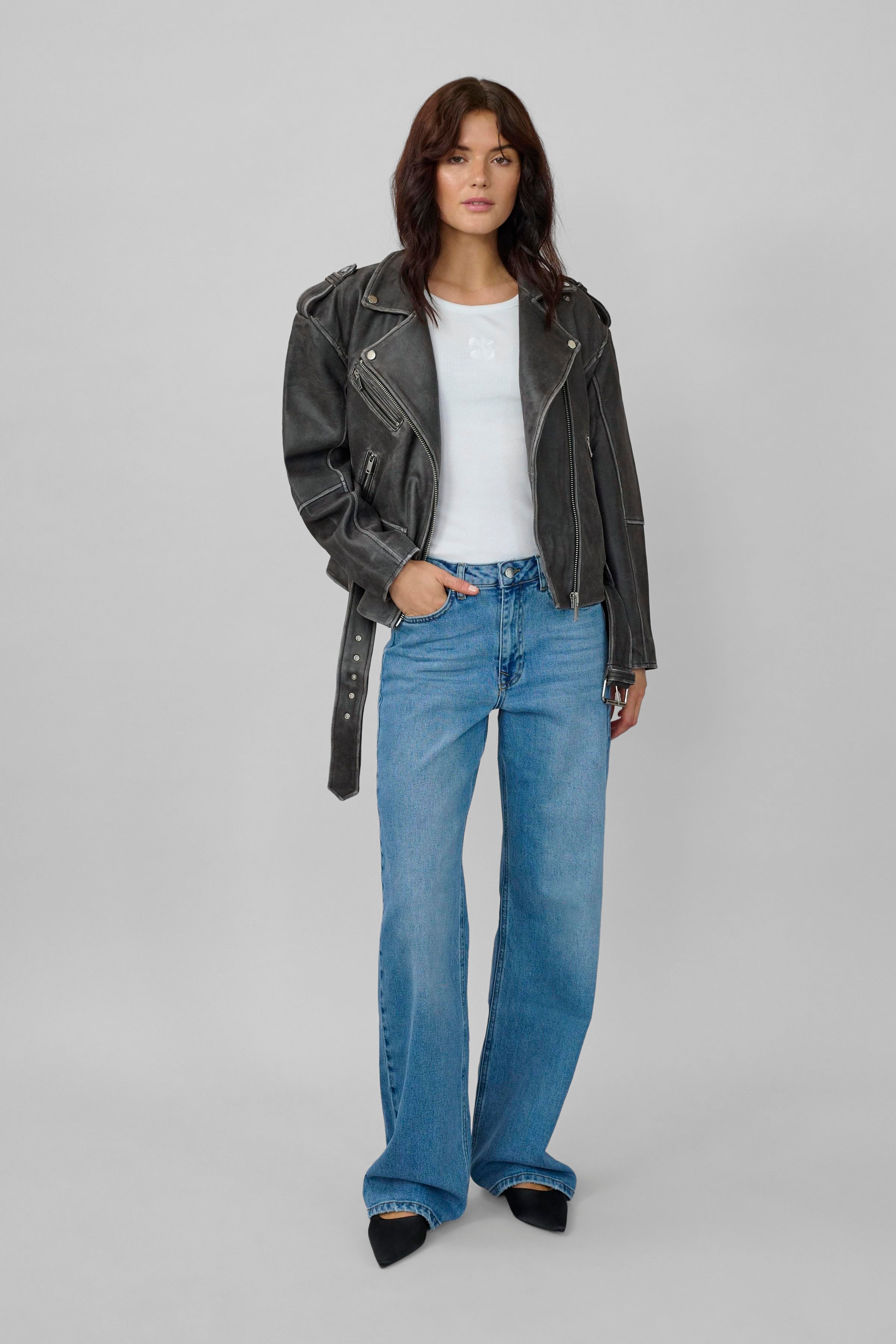 01 THE GILO LEATHER JACKET LOOKBOOK FRONT 10703819-100081