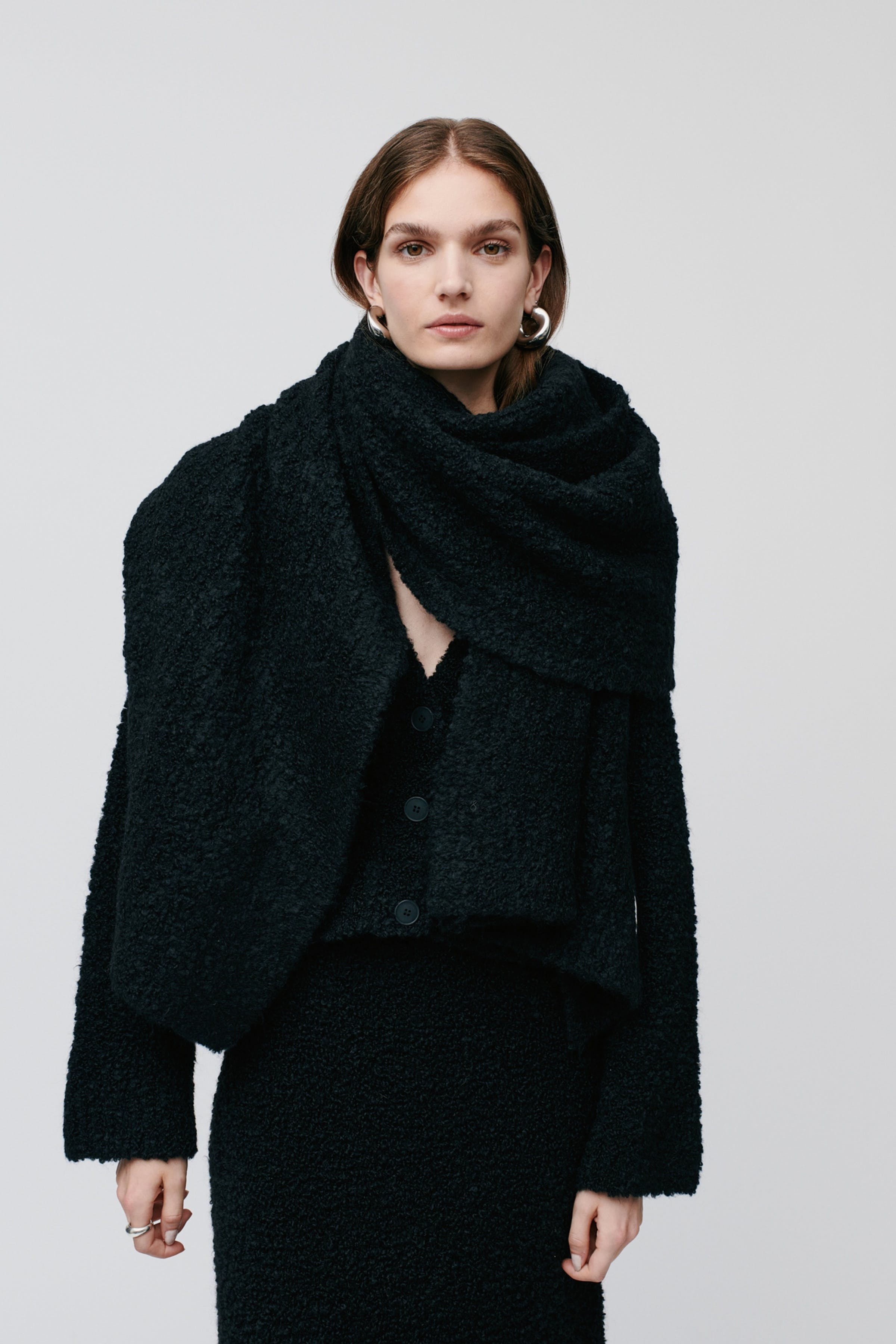 ALINA Scarf LOOKBOOK FRONT 30600433-BK999