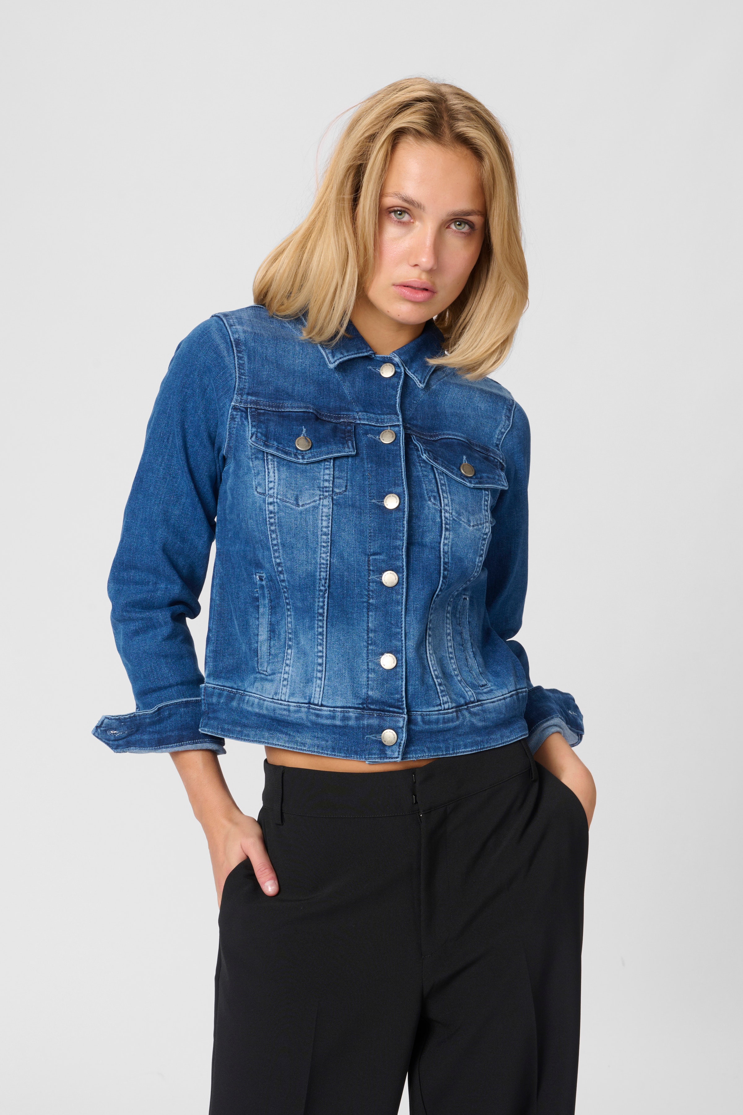 07 THE DENIM JACKET LOOKBOOK FRONT 10703576-100053