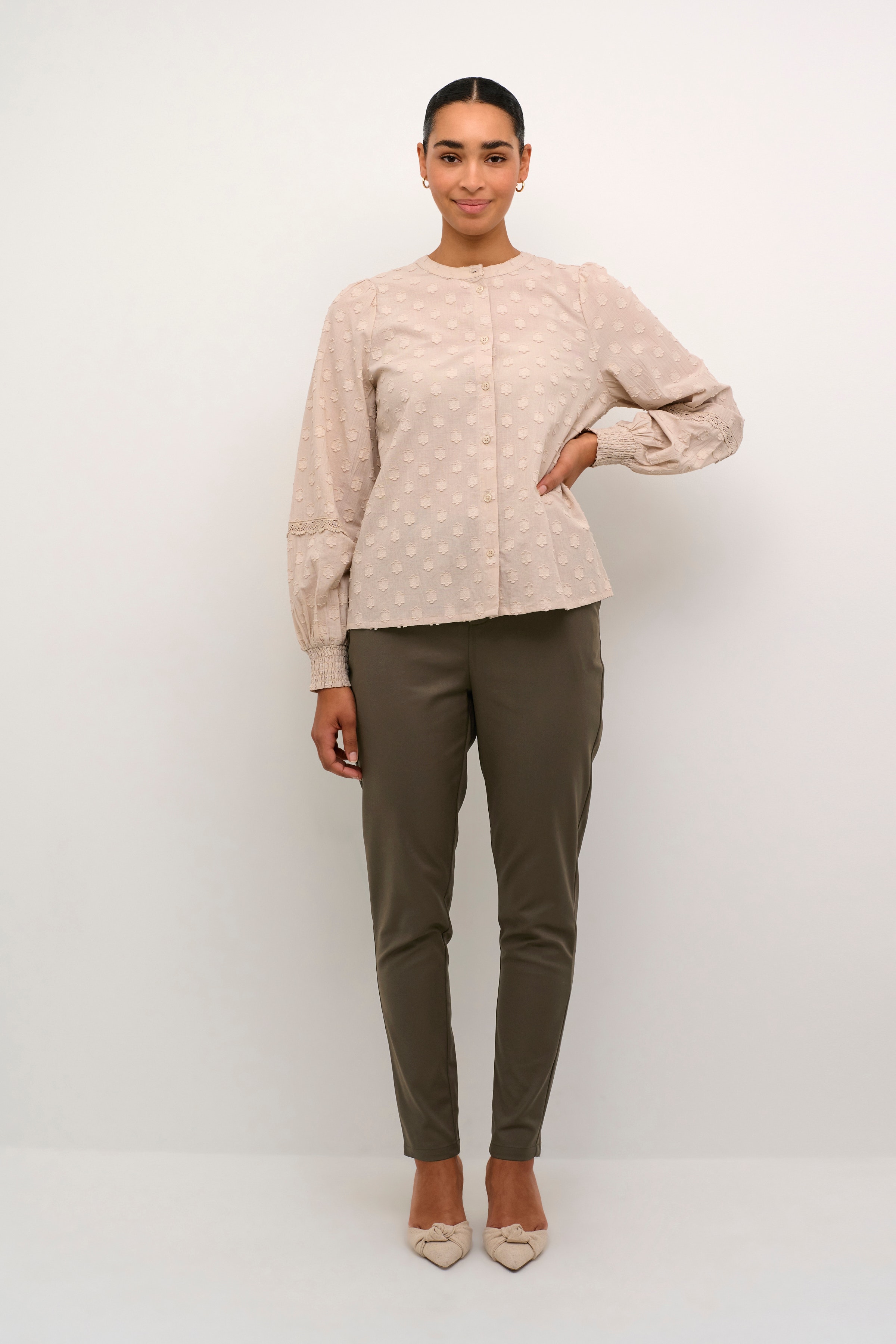 KAloraine Byxor LOOKBOOK FRONT 10509133-190810