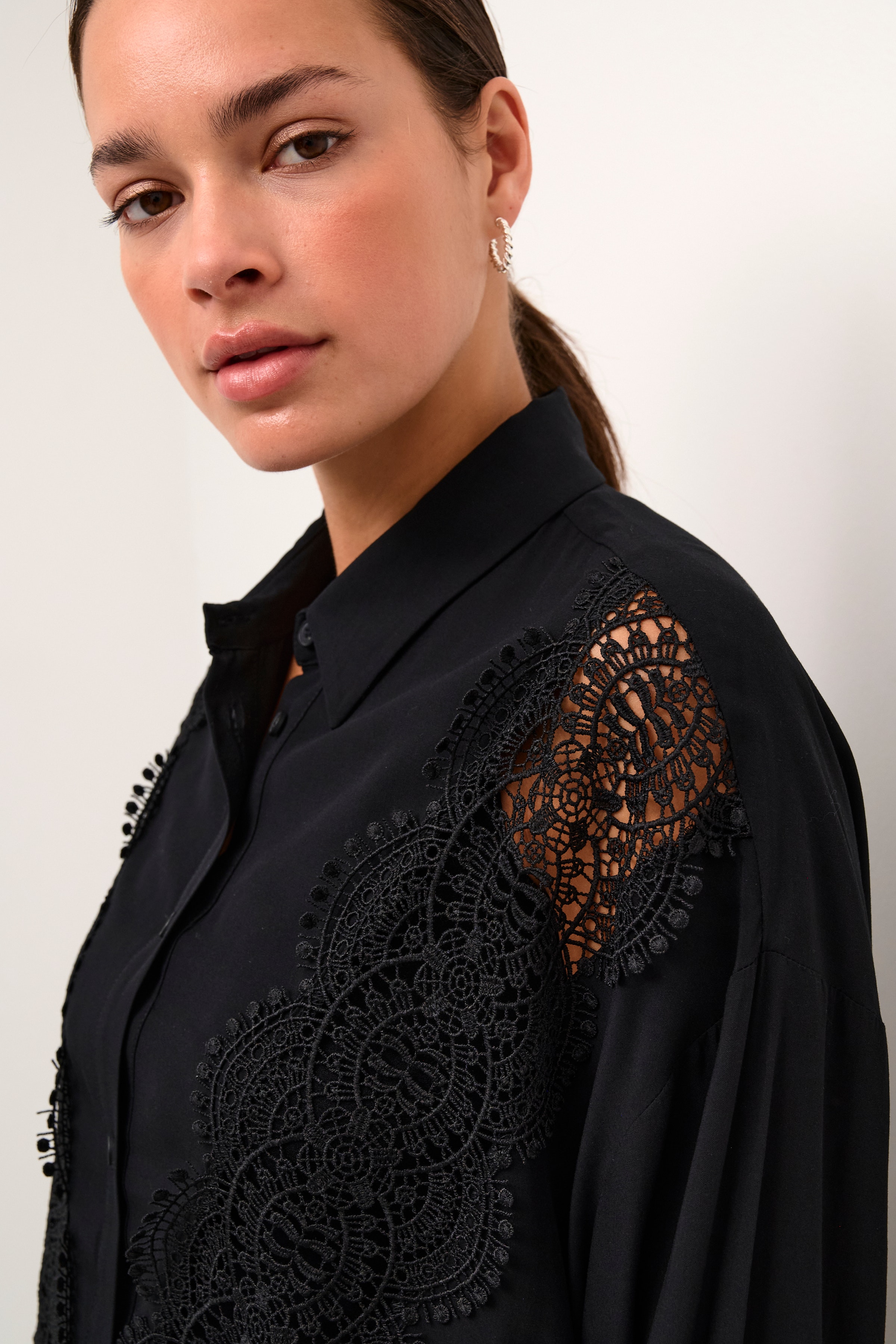 KAgigia Lace shirt LOOKBOOK DETAIL 10509251-100121