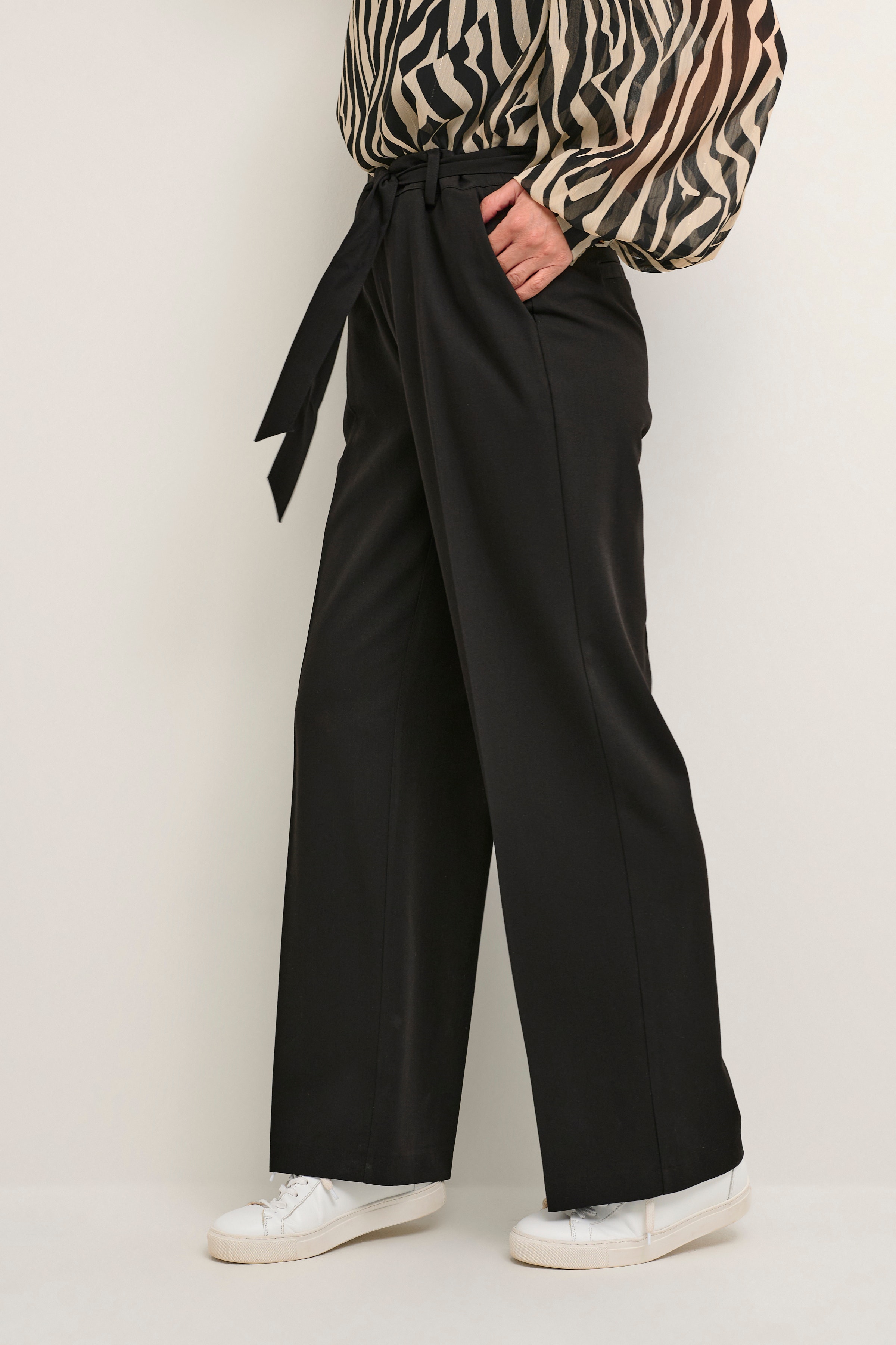 KAsalina Byxor LOOKBOOK FRONT 10507028-100121