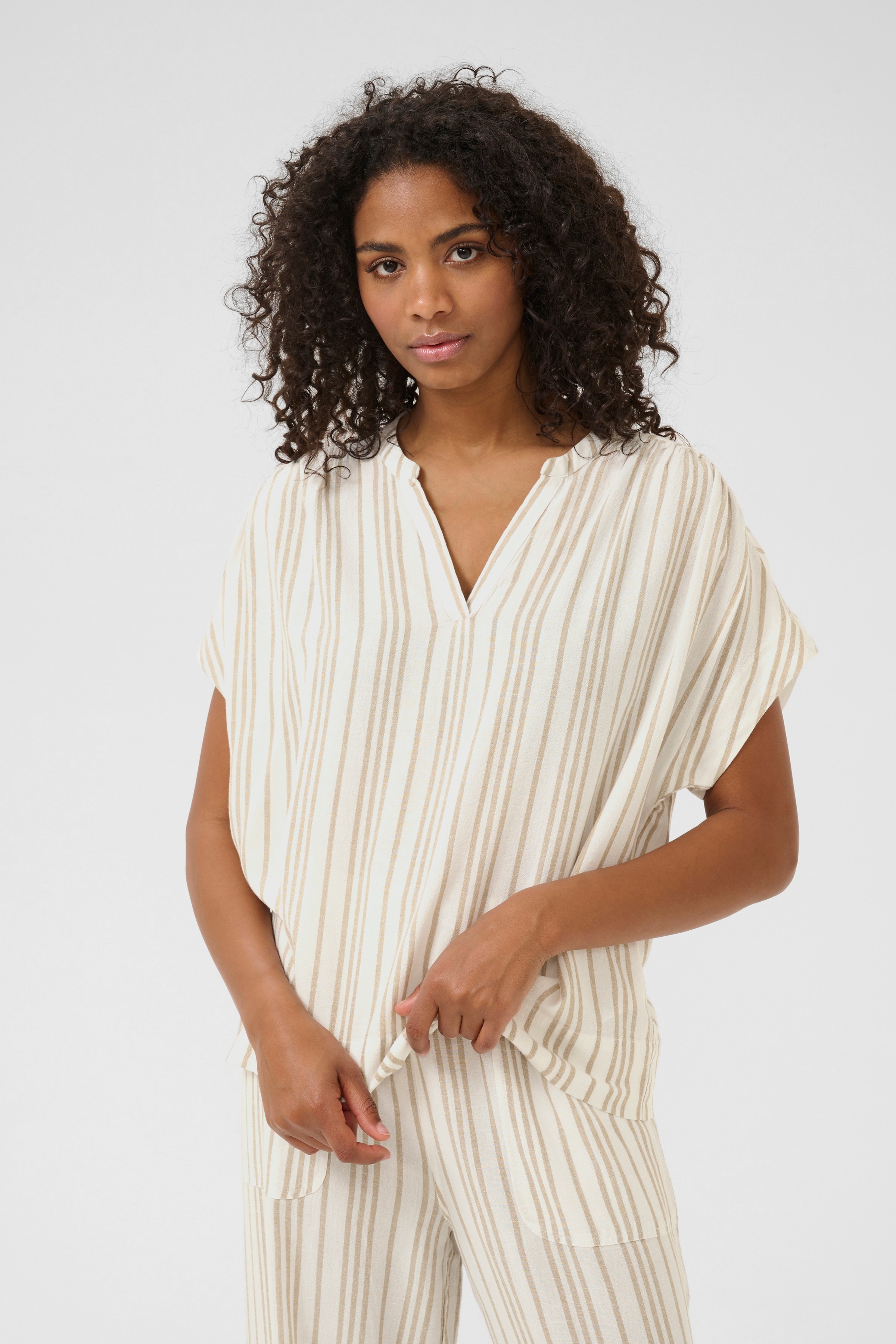 KAmilia Top en Lin LOOKBOOK FRONT 10509670-107125