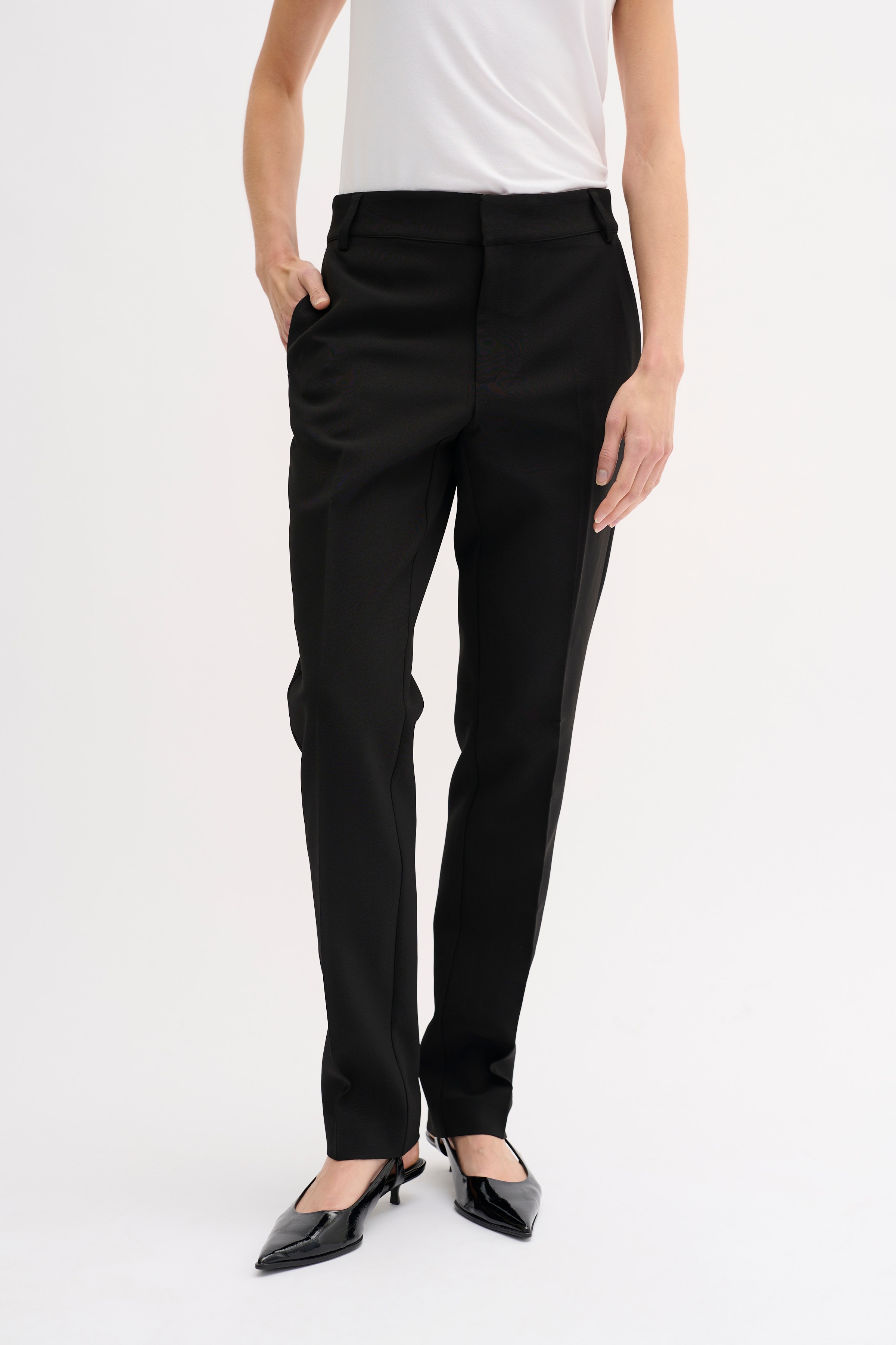 26 THE TAILORED STRAIGHT PANT LOOKBOOK FRONT 10704221-100031