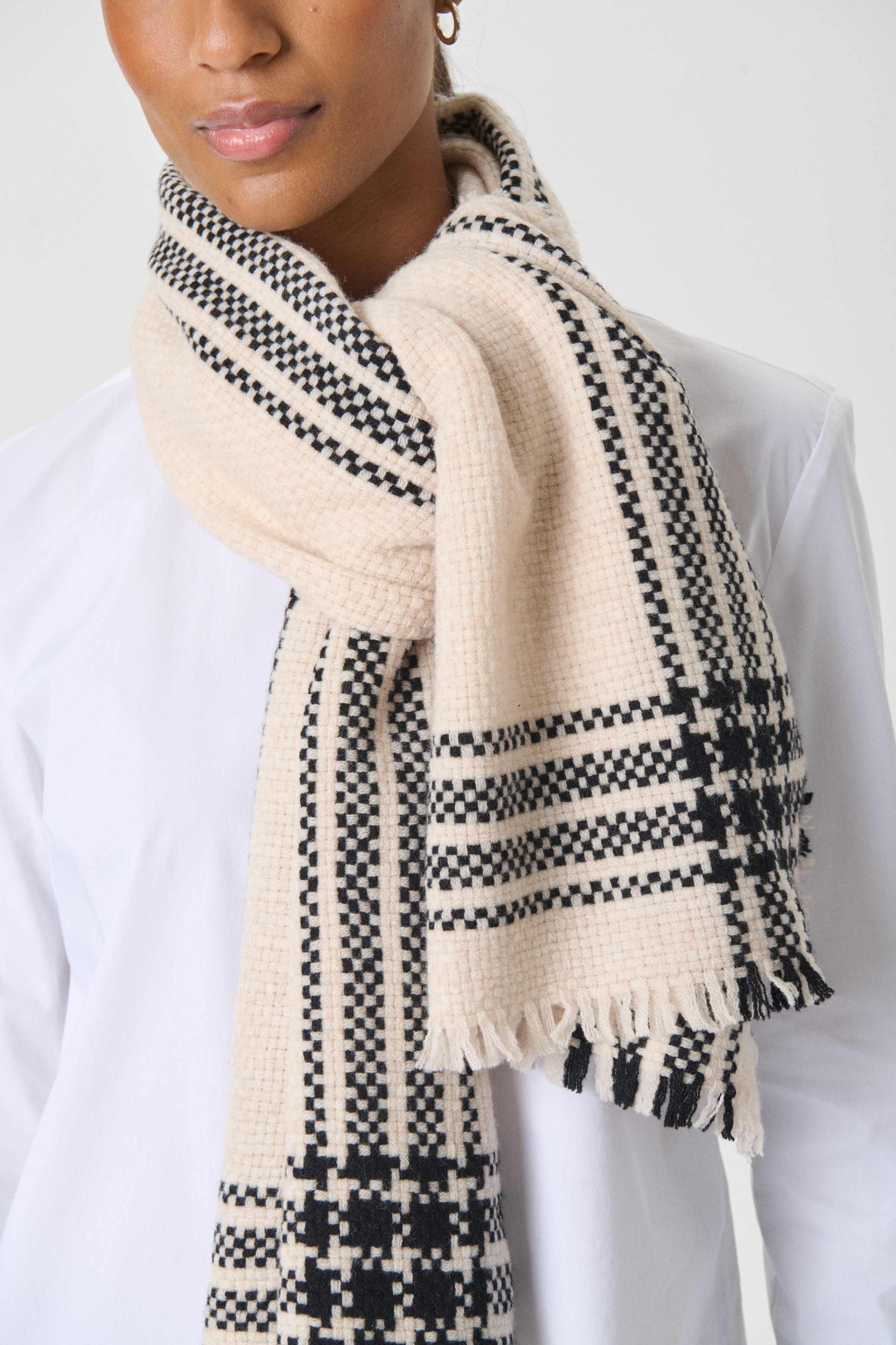 VanyaPW Scarf LOOKBOOK FRONT 30310254-304485