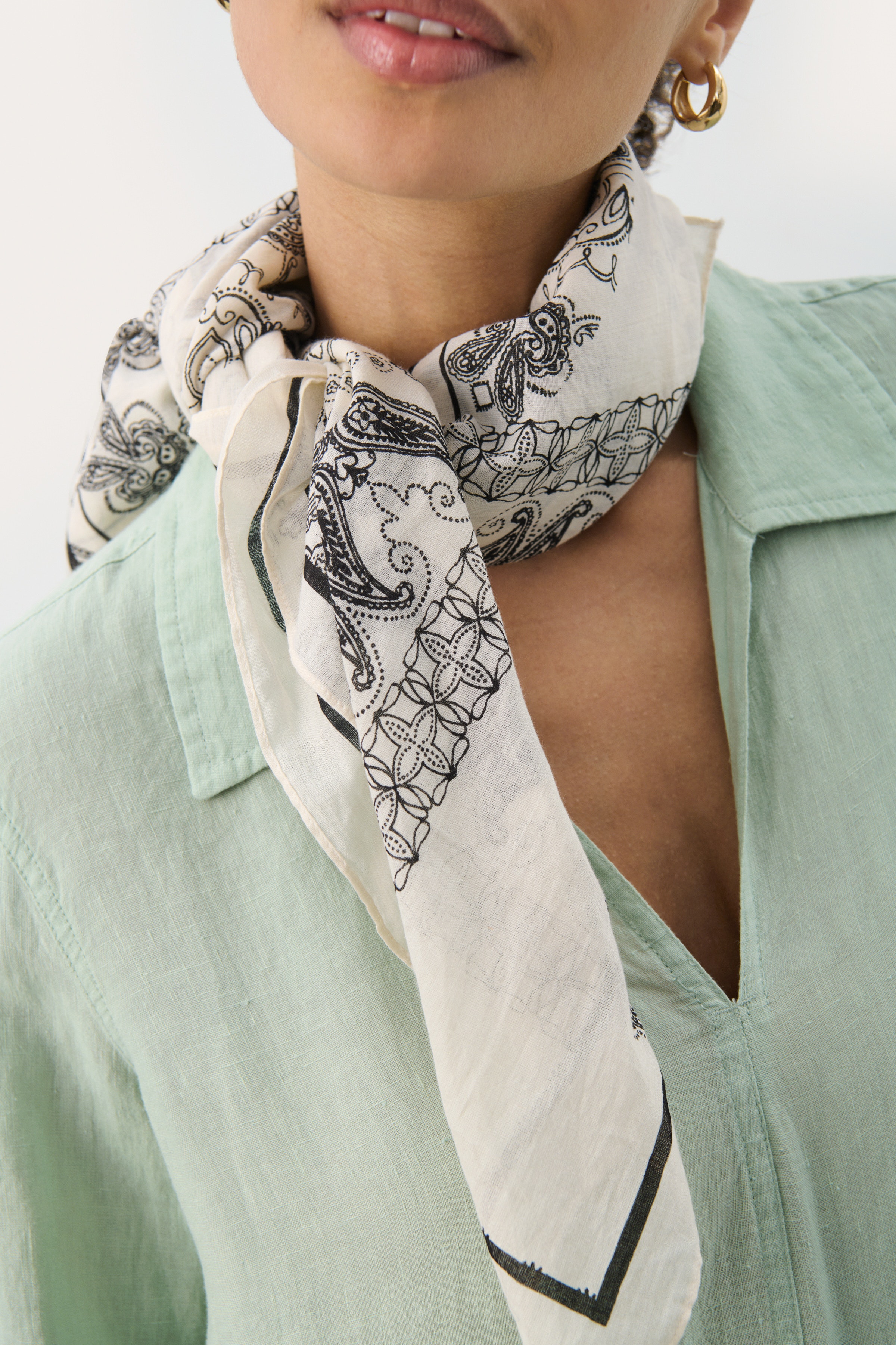 LouiPW Scarf LOOKBOOK FRONT 30308998-303660