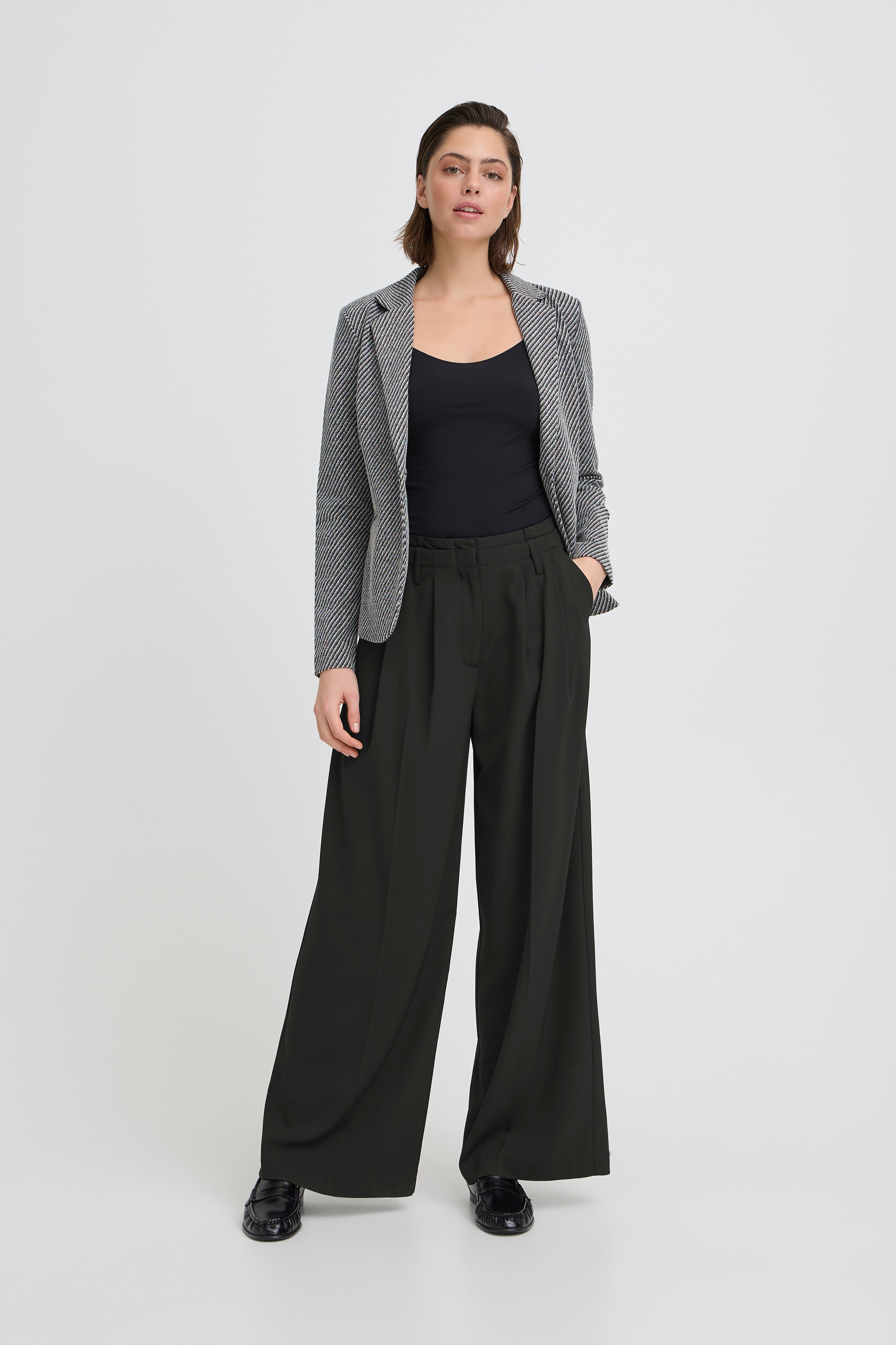 IHEZARTO Hose LOOKBOOK FRONT 20125071-194008