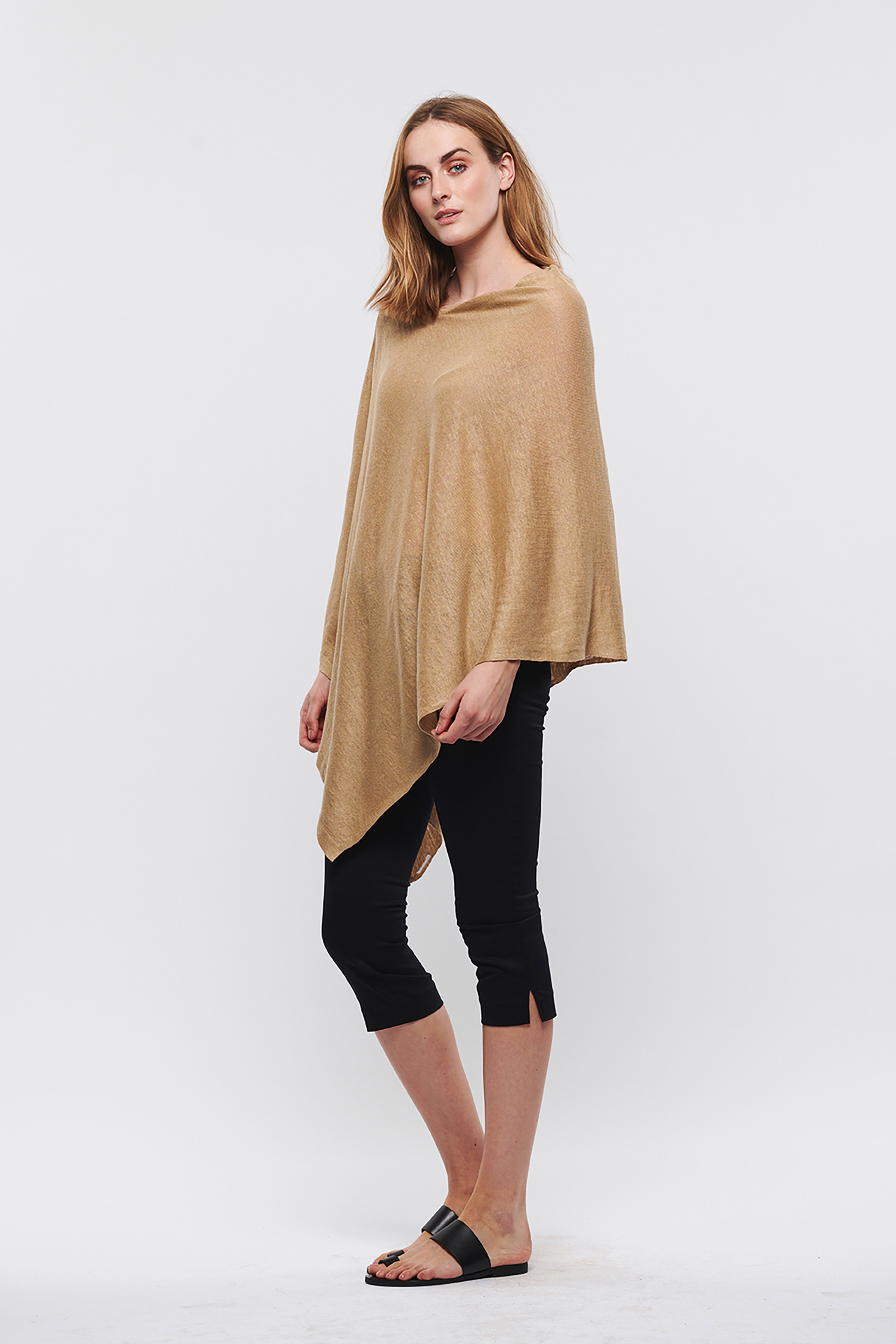 Poncho LOOKBOOK FRONT 30304367-33148
