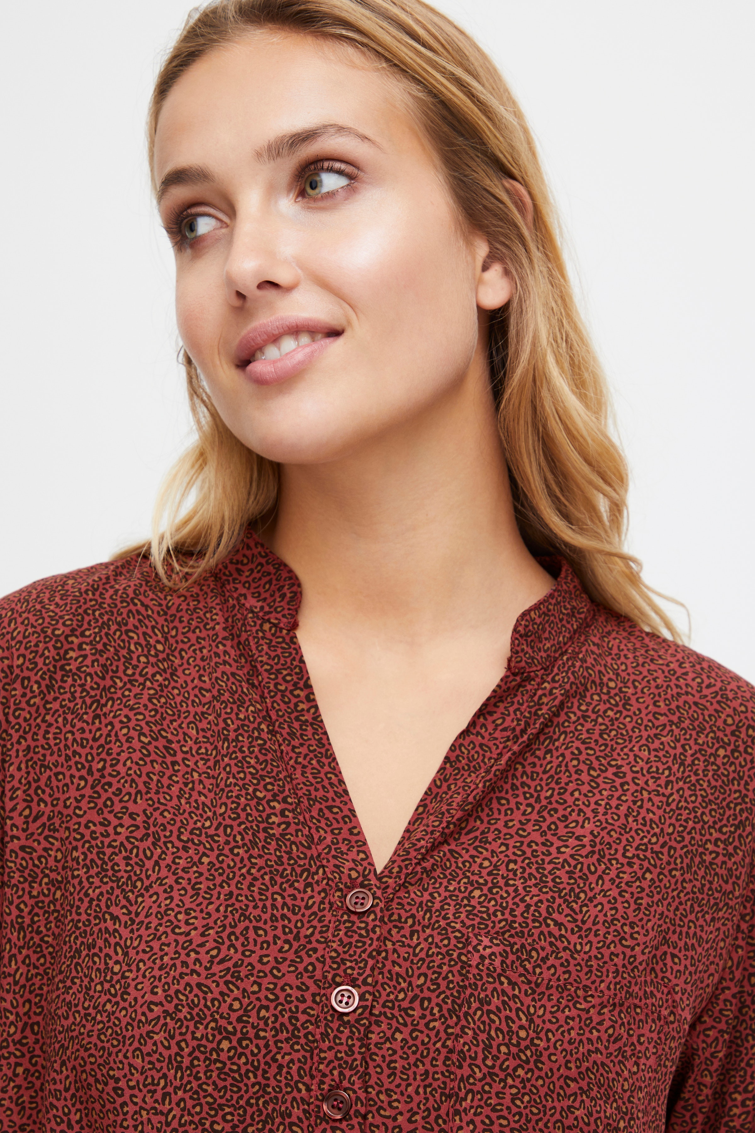 SBRAFIA Bluse LOOKBOOK DETAIL 22100341-191543