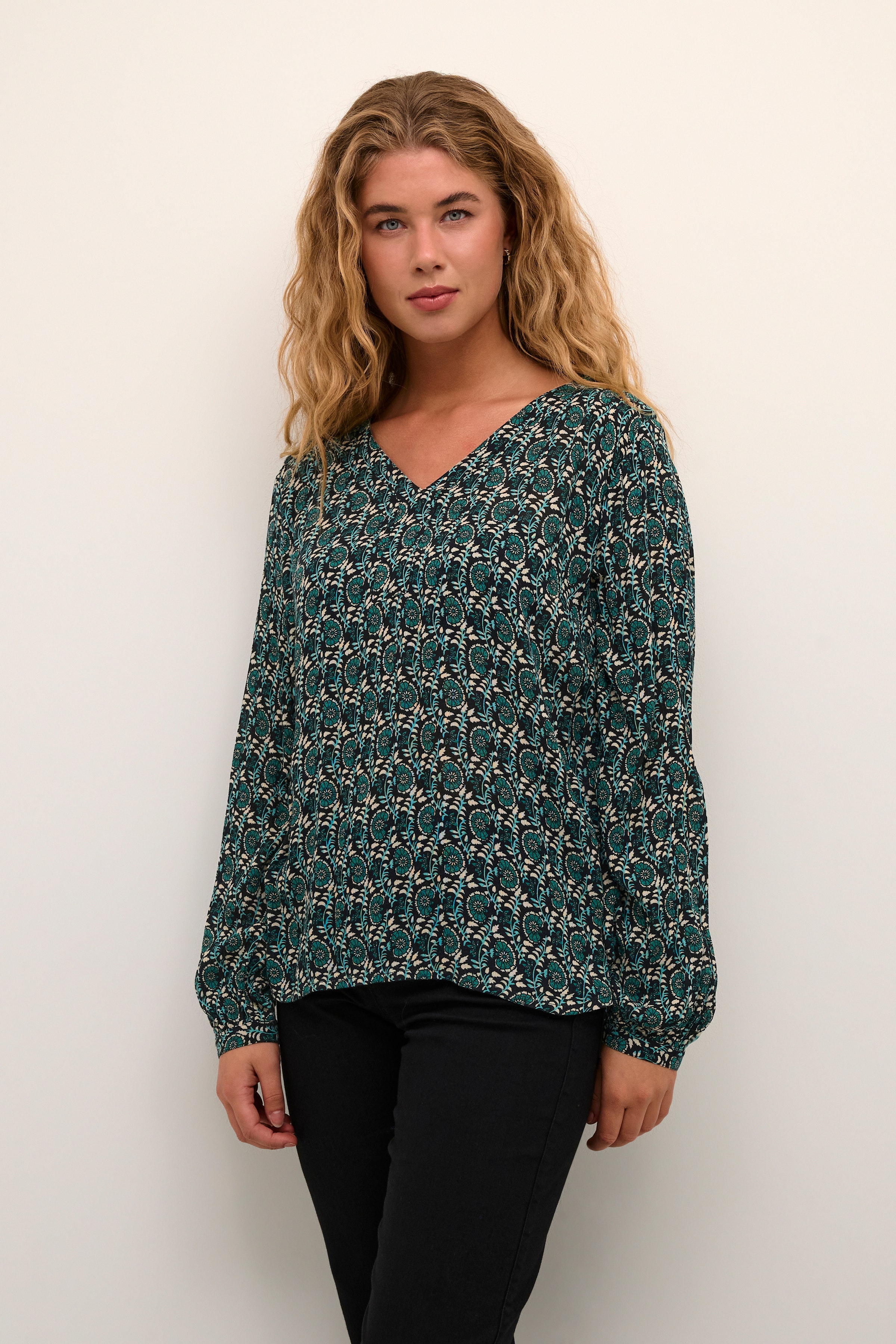 KAkarina Blouse LOOKBOOK FRONT 10507893-104894