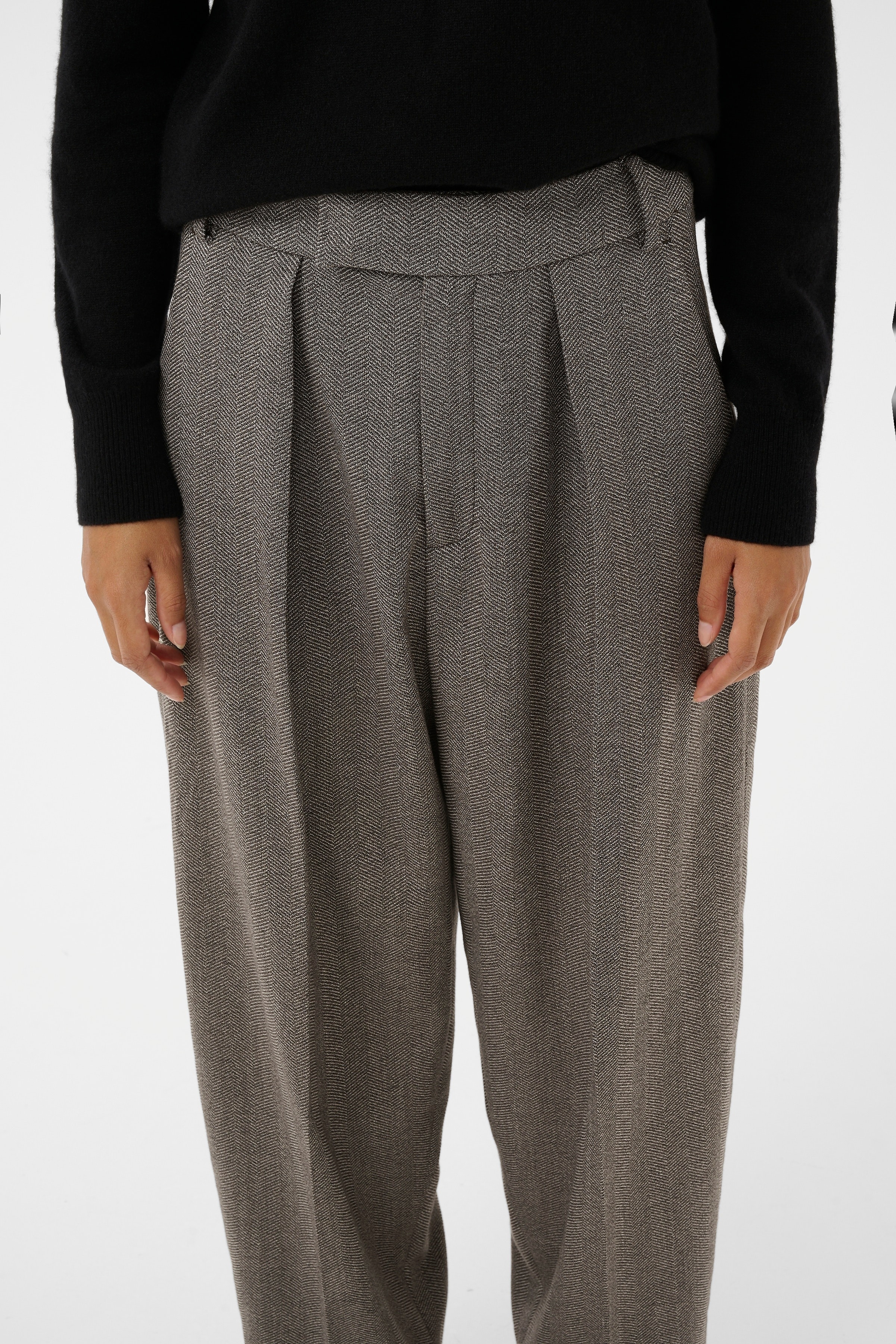 KahlaIW Pleated Bukser LOOKBOOK DETAIL 30109734-191518
