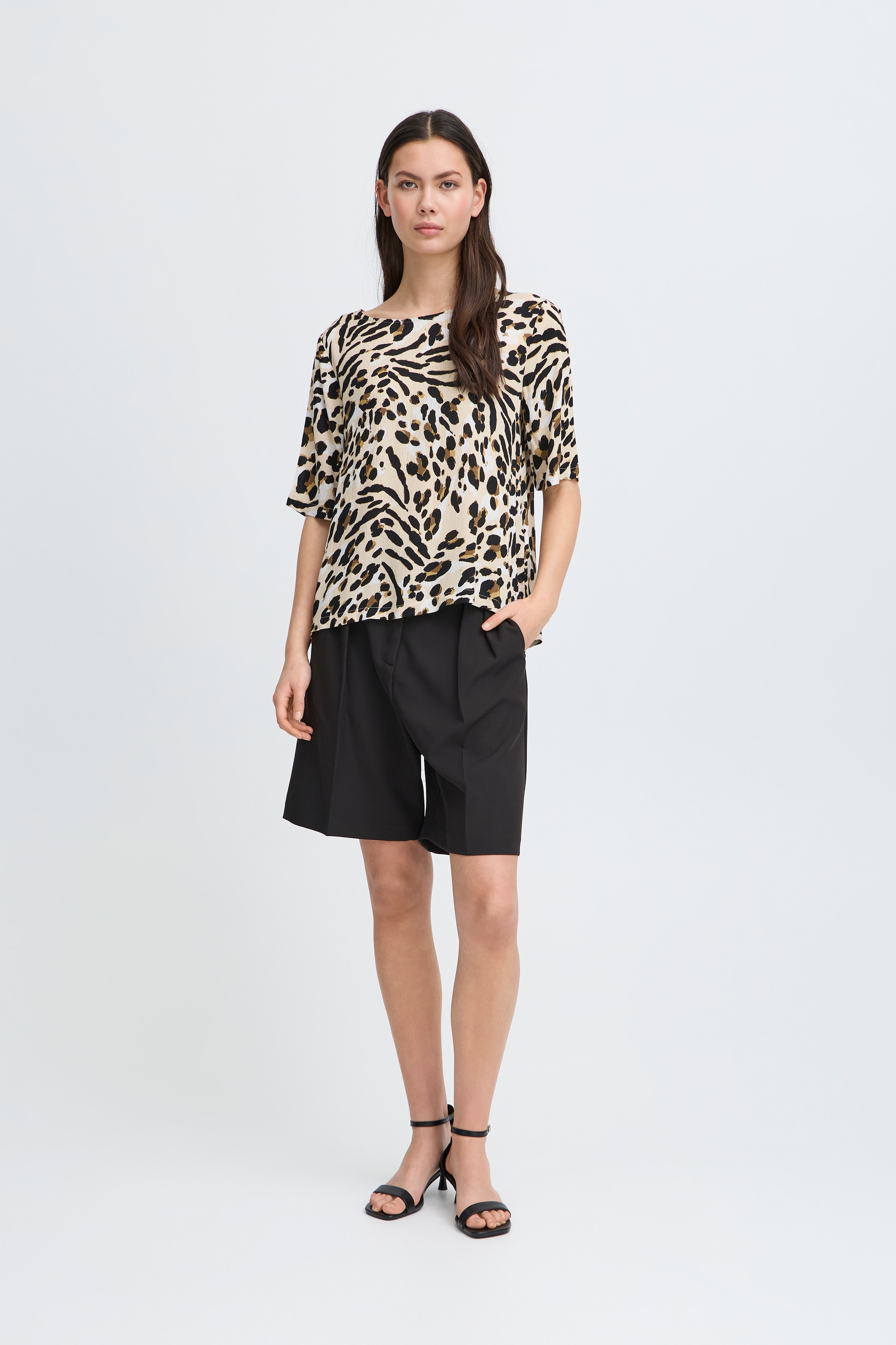 Kortermet bluse LOOKBOOK FRONT 20122971-204480