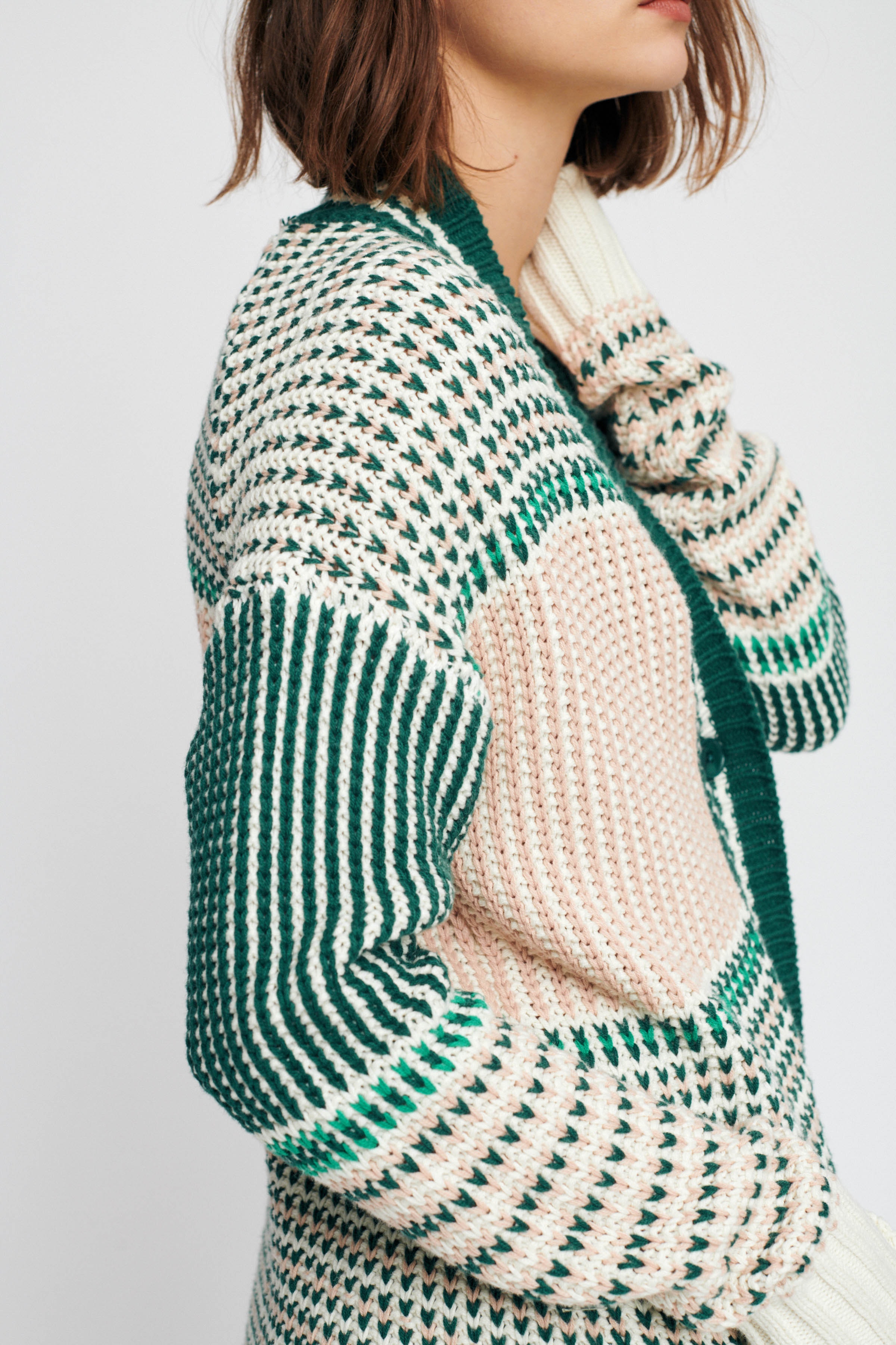 Reka Strikcardigan LOOKBOOK FRONT 30104009-11365