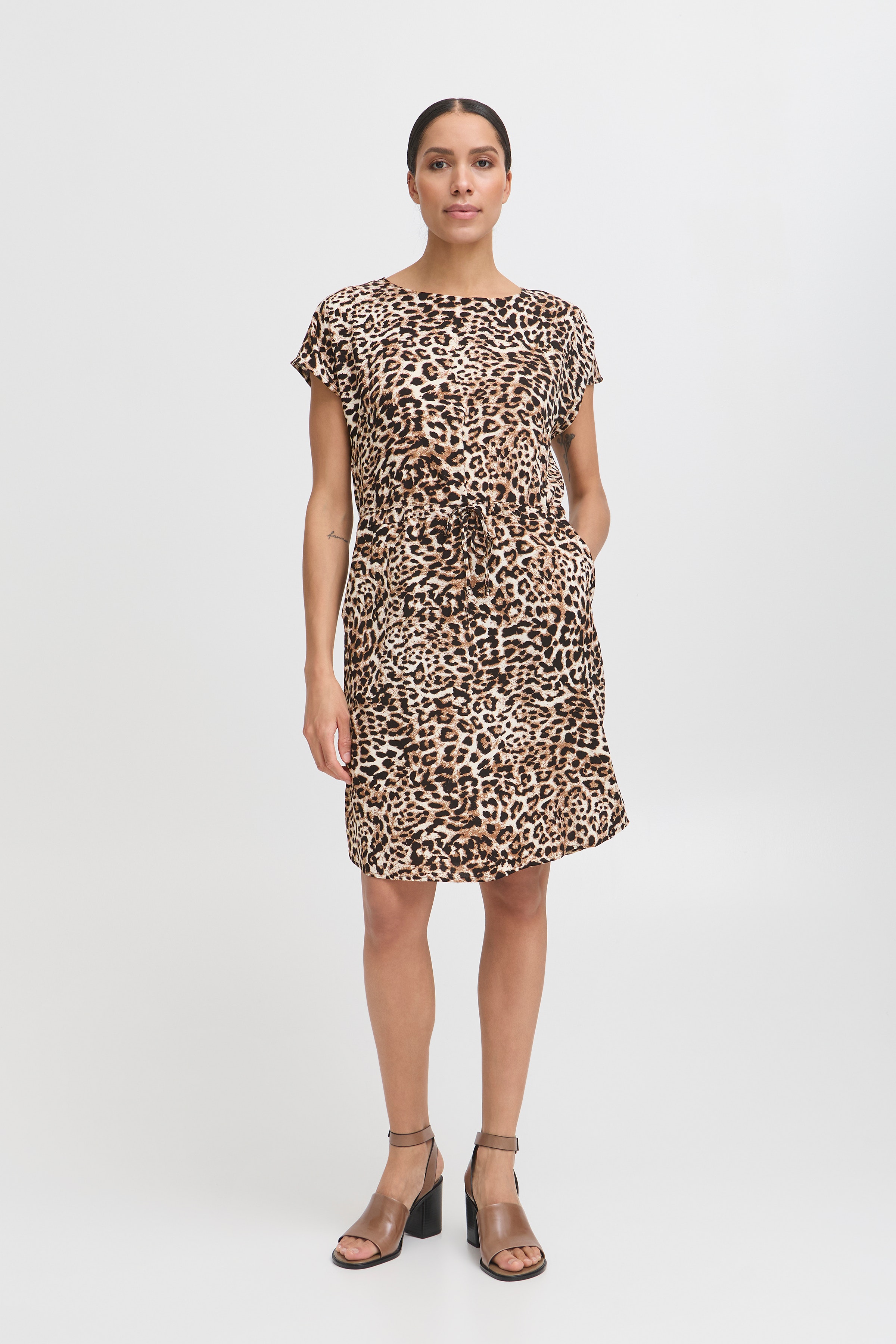 BYMMJOELLA Kleid LOOKBOOK FRONT 20811226-204522