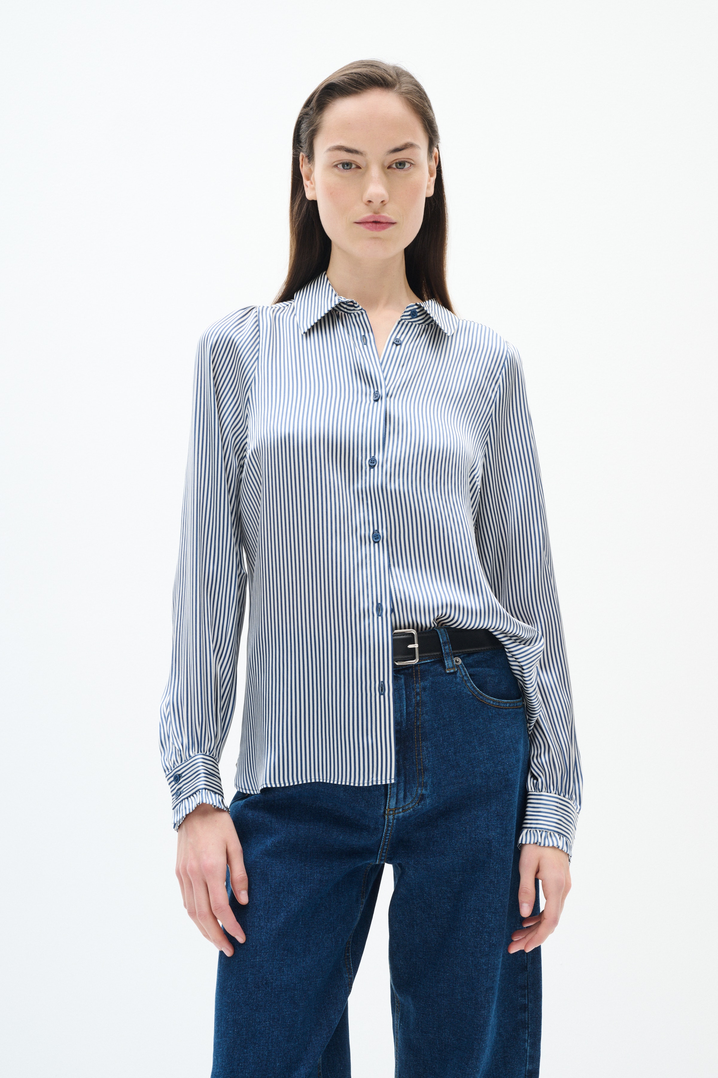 LarinaIW Shirt LOOKBOOK FRONT 30110622-304097