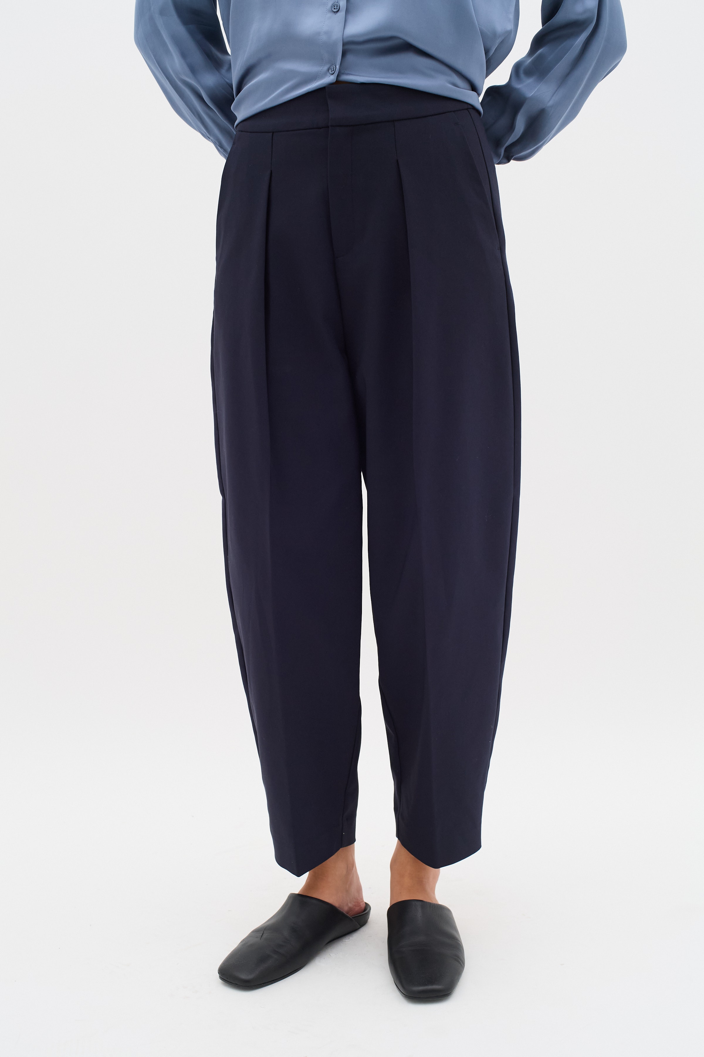 ZellaIW Barrel Trousers LOOKBOOK FRONT 30107207-300005