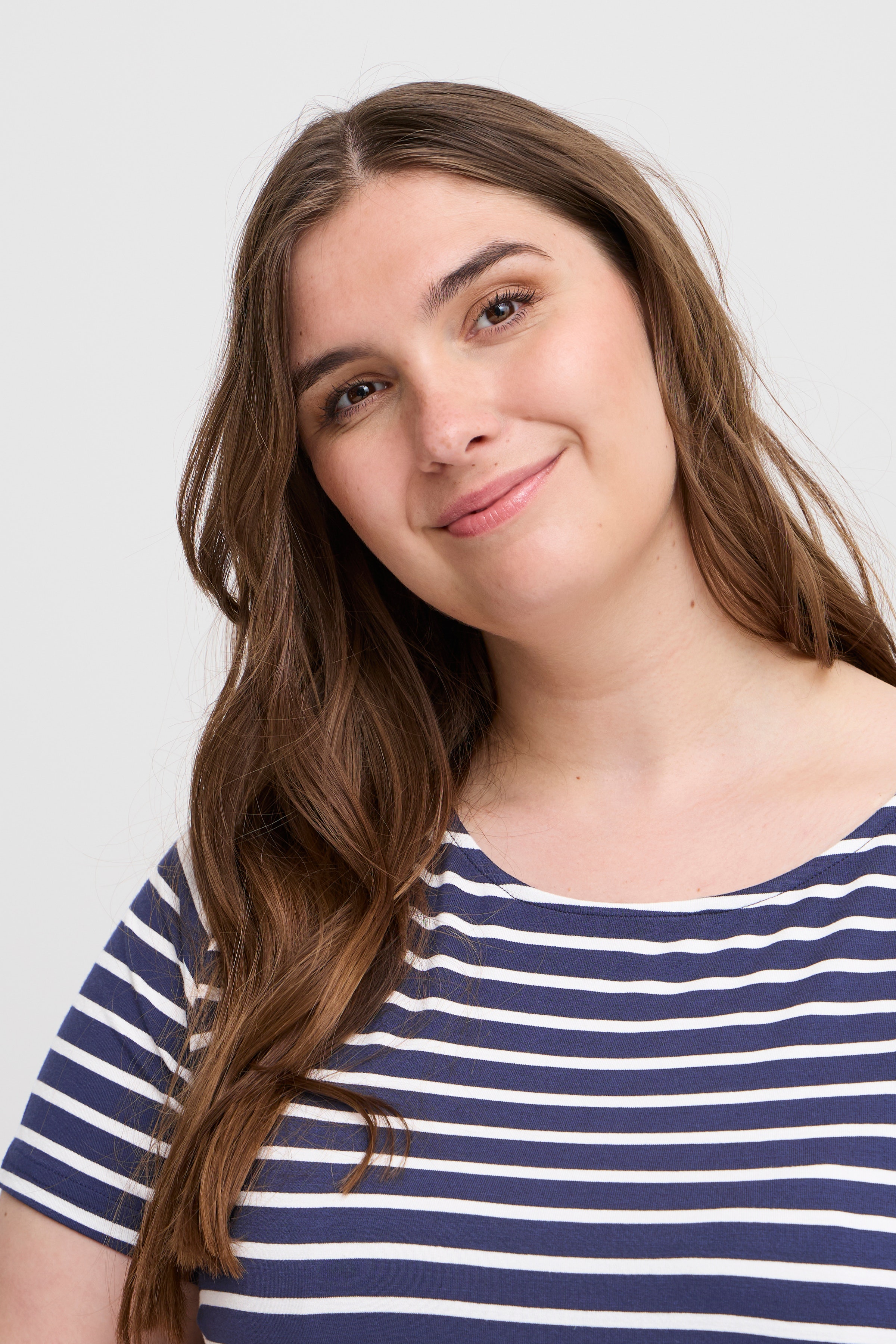 SWIVY T-shirt LOOKBOOK DETAIL 20614049-200119