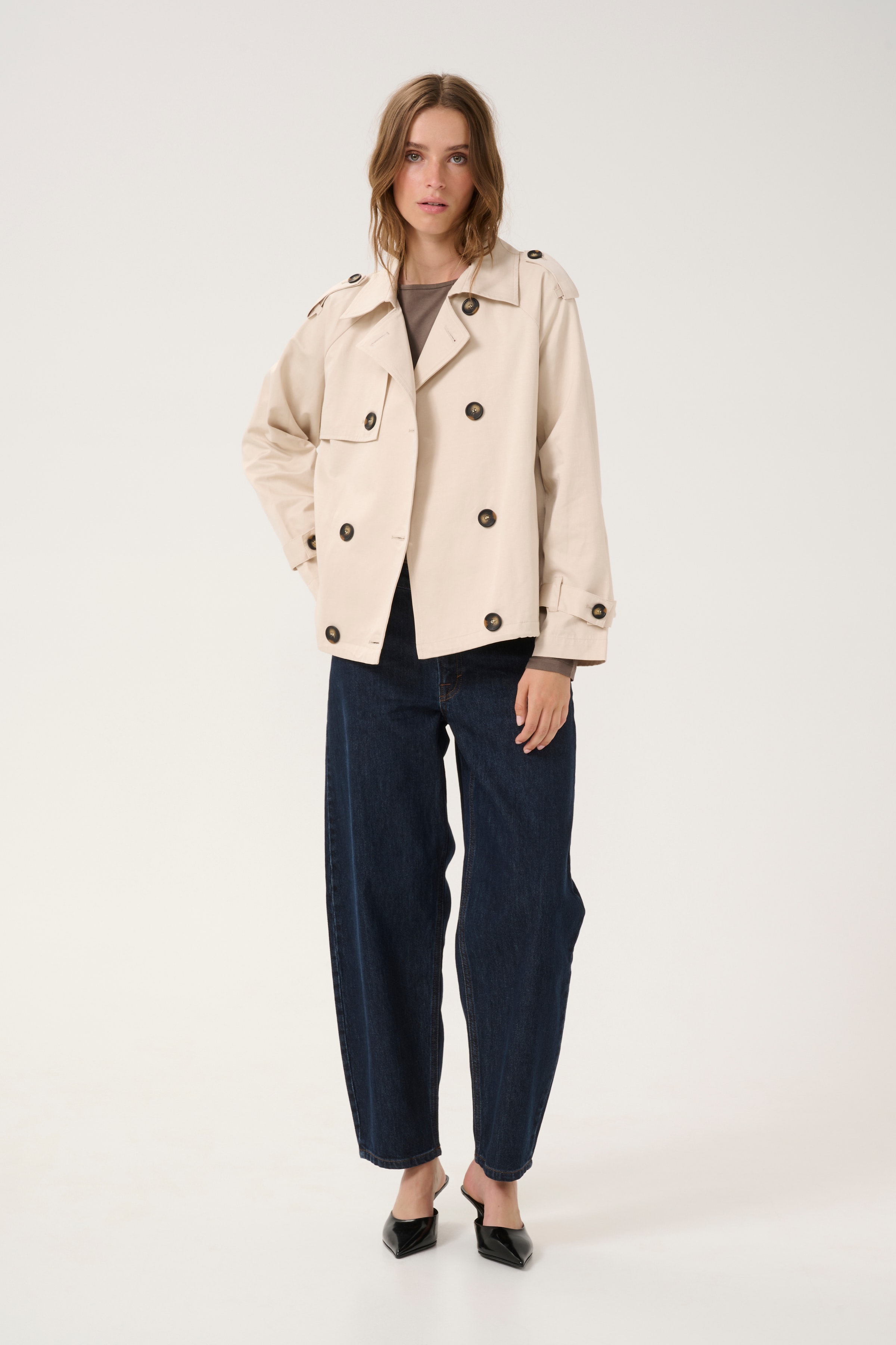 MiraMW Kort trenchcoat LOOKBOOK FRONT 10704213-130401