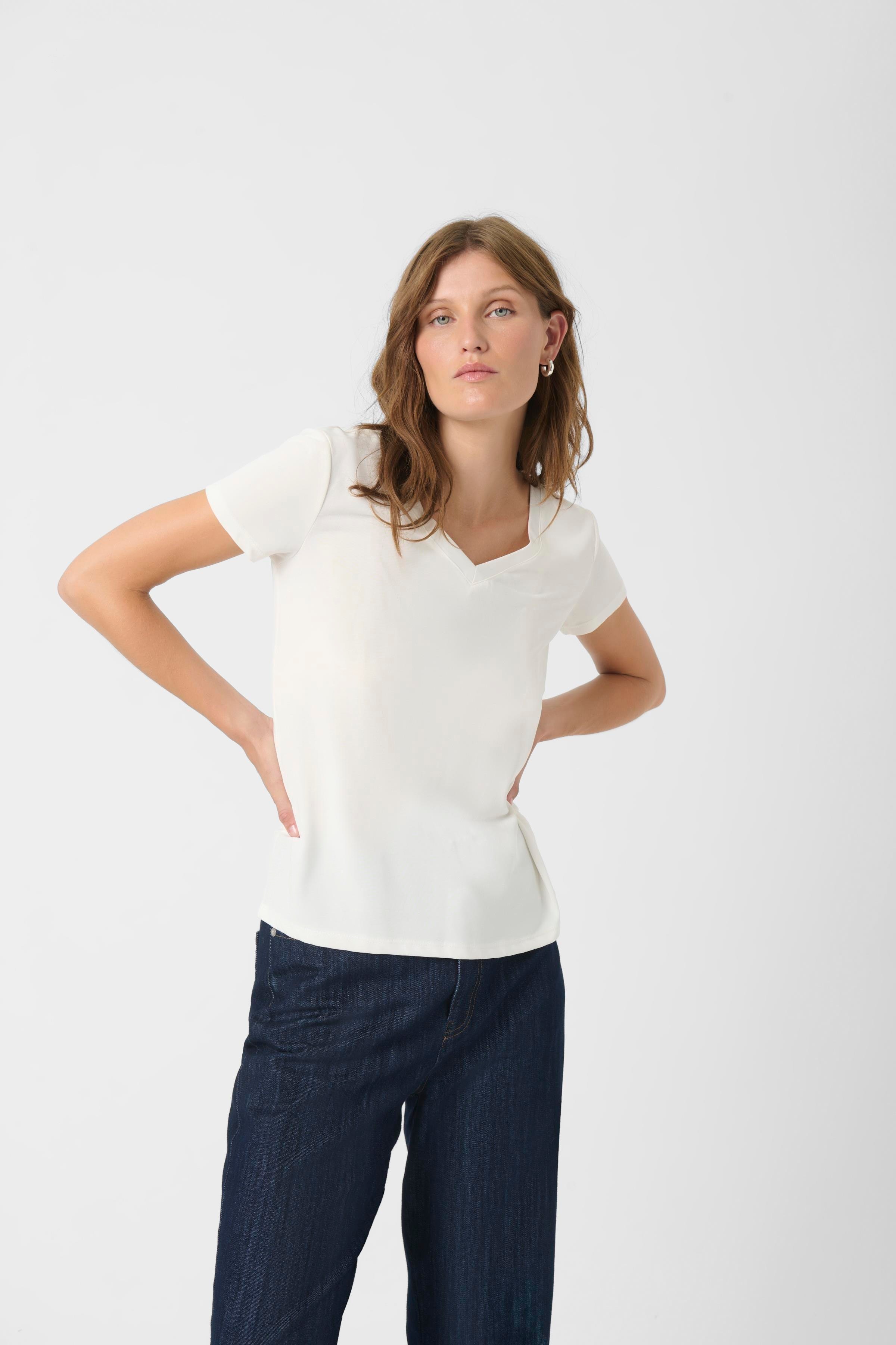 SLColumbine V-neck T-shirt LOOKBOOK FRONT 30404284-40093