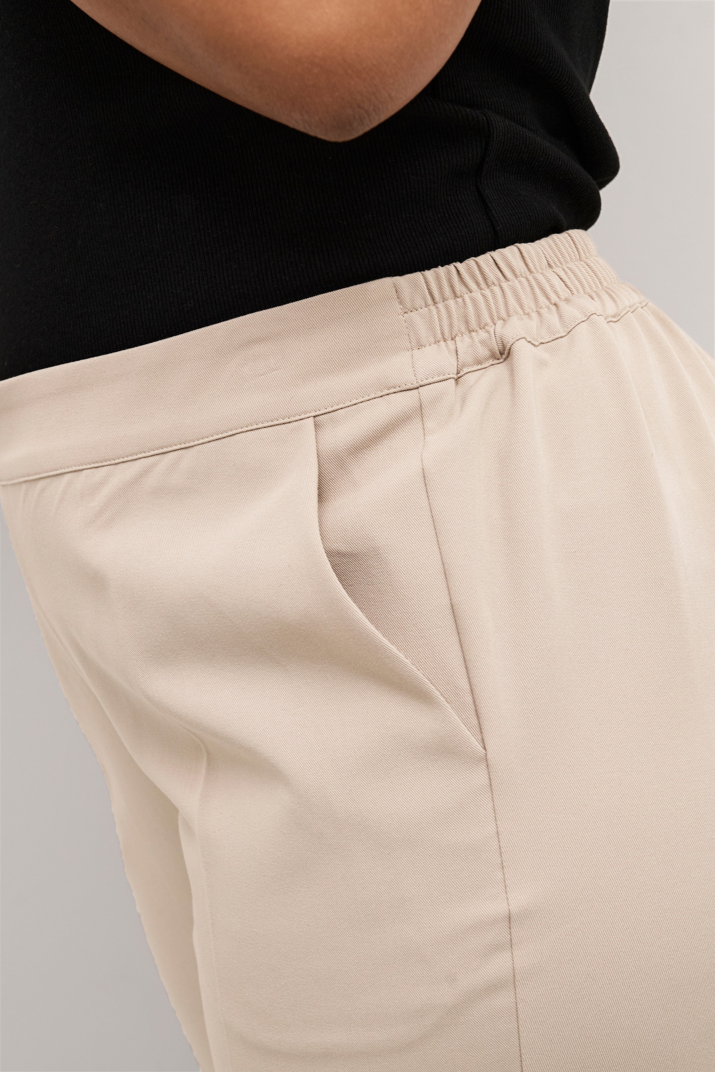 KCsakira Cropped Trousers LOOKBOOK DETAIL 10580650-151305