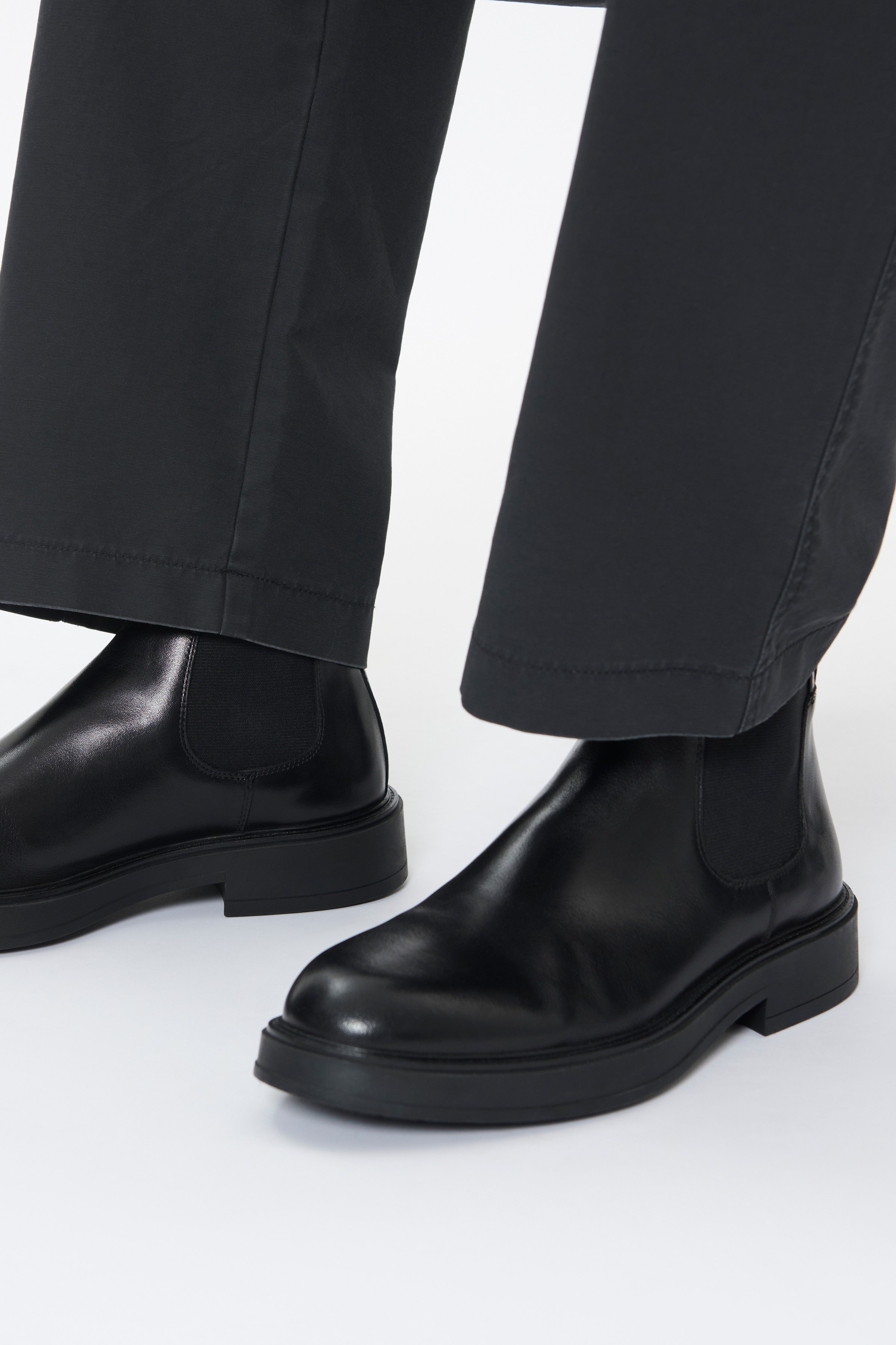MARoger Leather Shoes

 LOOKBOOK DETAIL 30208738-300275