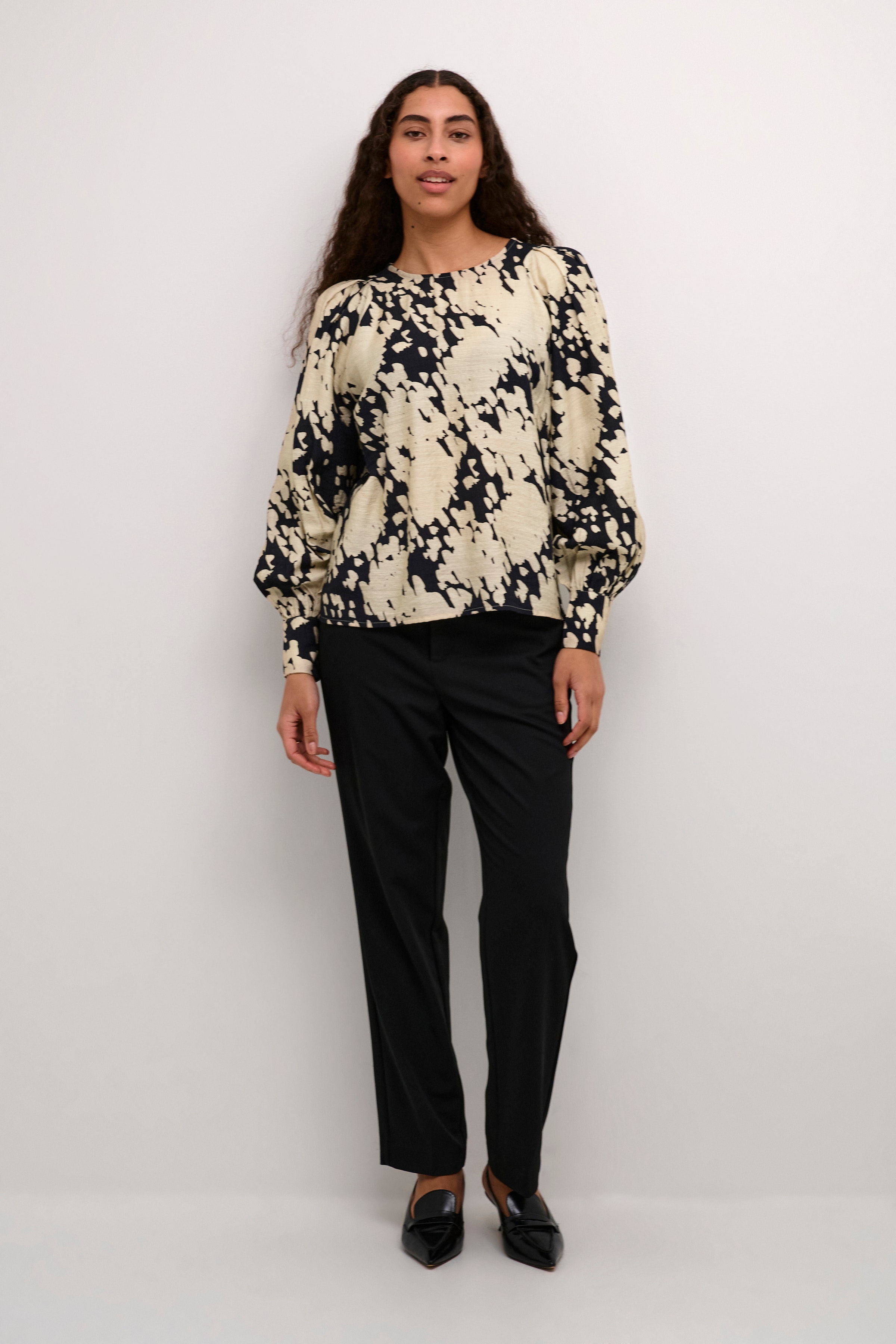 KAlouise Blouse LOOKBOOK FRONT 10508990-106289