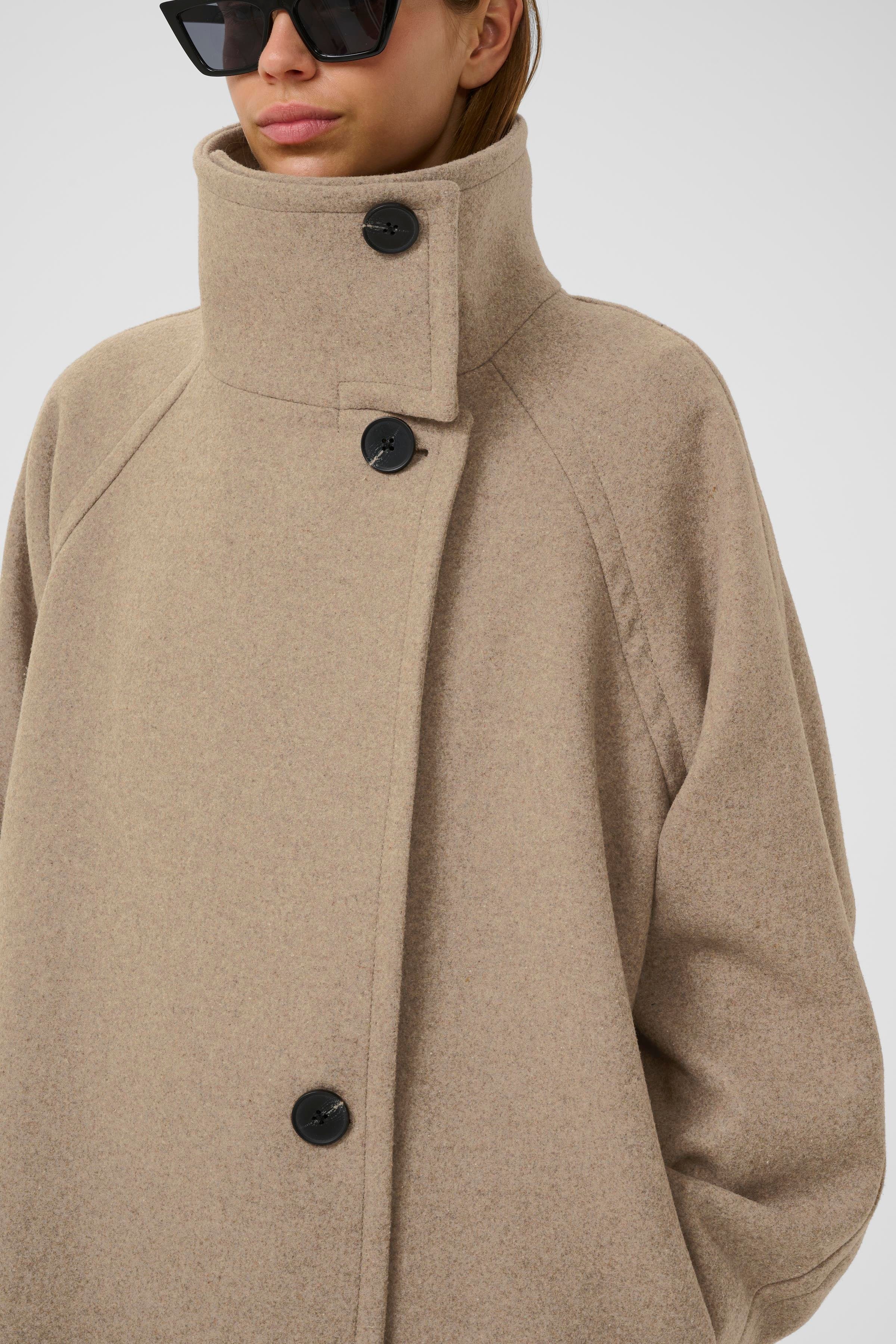 ThoraIW Collar Mantel LOOKBOOK DETAIL 30111083-1813041