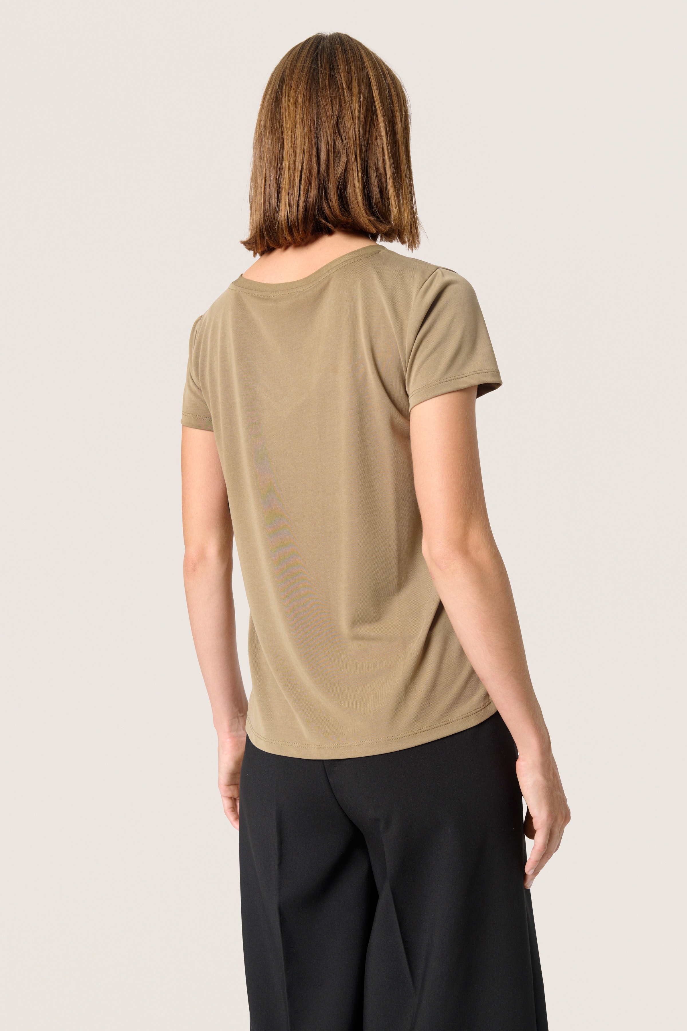 SLColumbine V-neck T-shirt LOOKBOOK BACK 30404284-180617